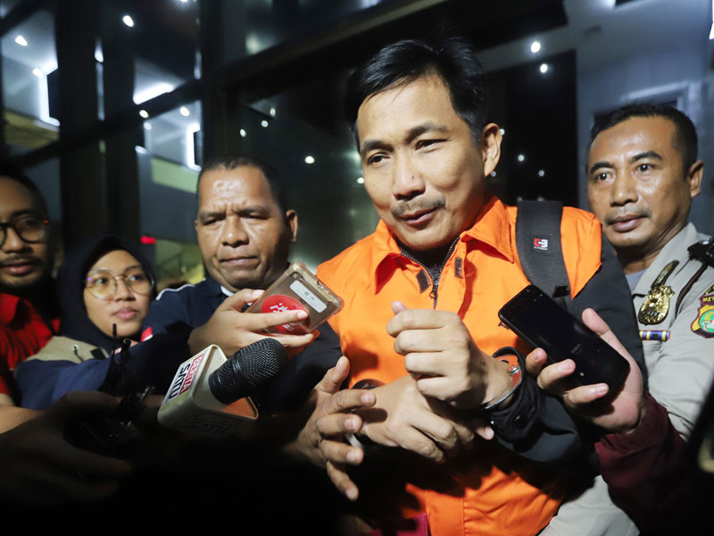  Anggota DPR Fraksi Golkar Bowo Sidik Pangarso (tengah) dibawa ke mobil tahanan usai menjalani pemeriksaan di Gedung KPK