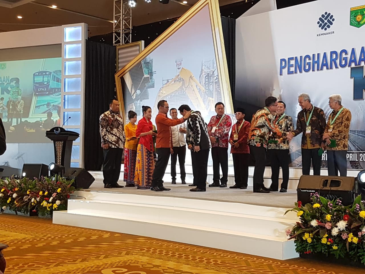 Penganugerahan penghargaan K3 untuk Kalimantan Selatan dari Menteri Tenaga Kerja Hanif Dhakiri