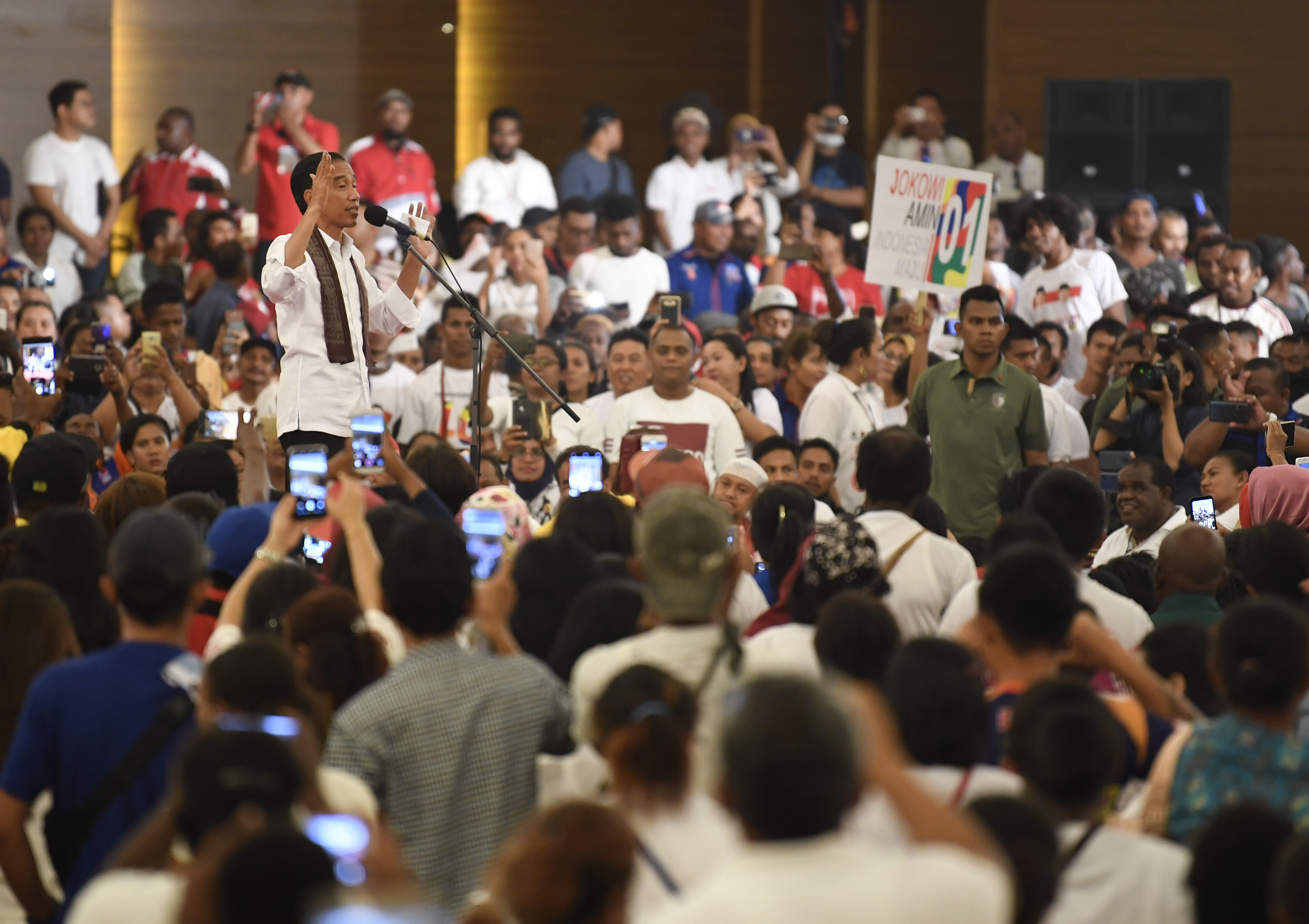 Jokowi Bertekad Hubungan Seluruh Jalan Antardaerah di Papua Barat