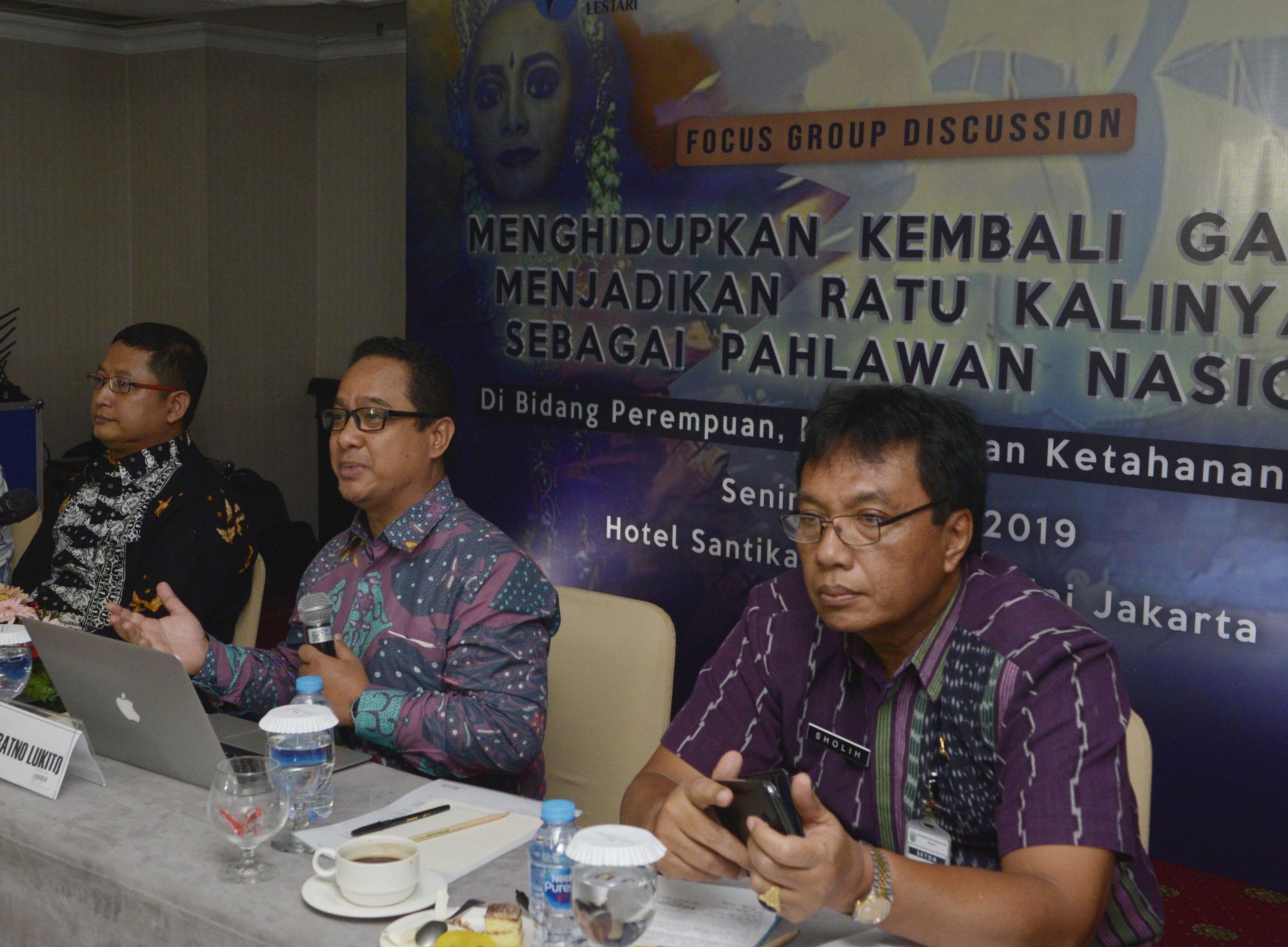  Sekda Jepara Sholih (kanan) bersama Wakil Dekan III FIB UNDIP Alamsya (kiri) dan Guru Besar Perbandingan Hukum UIN Sunan Kalijaga Jogjakrta