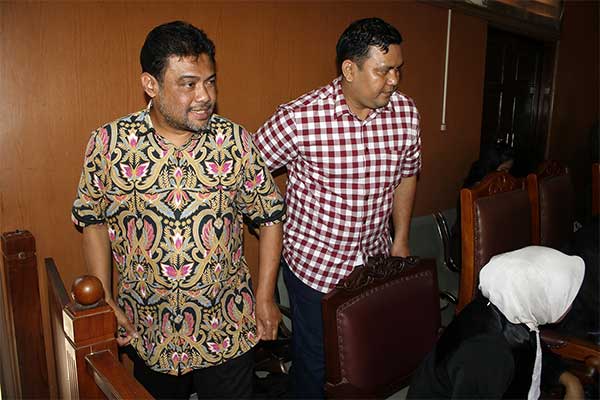 Presiden Konfederasi Serikat Pekerja Indonesia (KSPI) Said Iqbal (memakai batik) bersiap menjadi saksi dari terdakwa kasus dugaan penyebaran