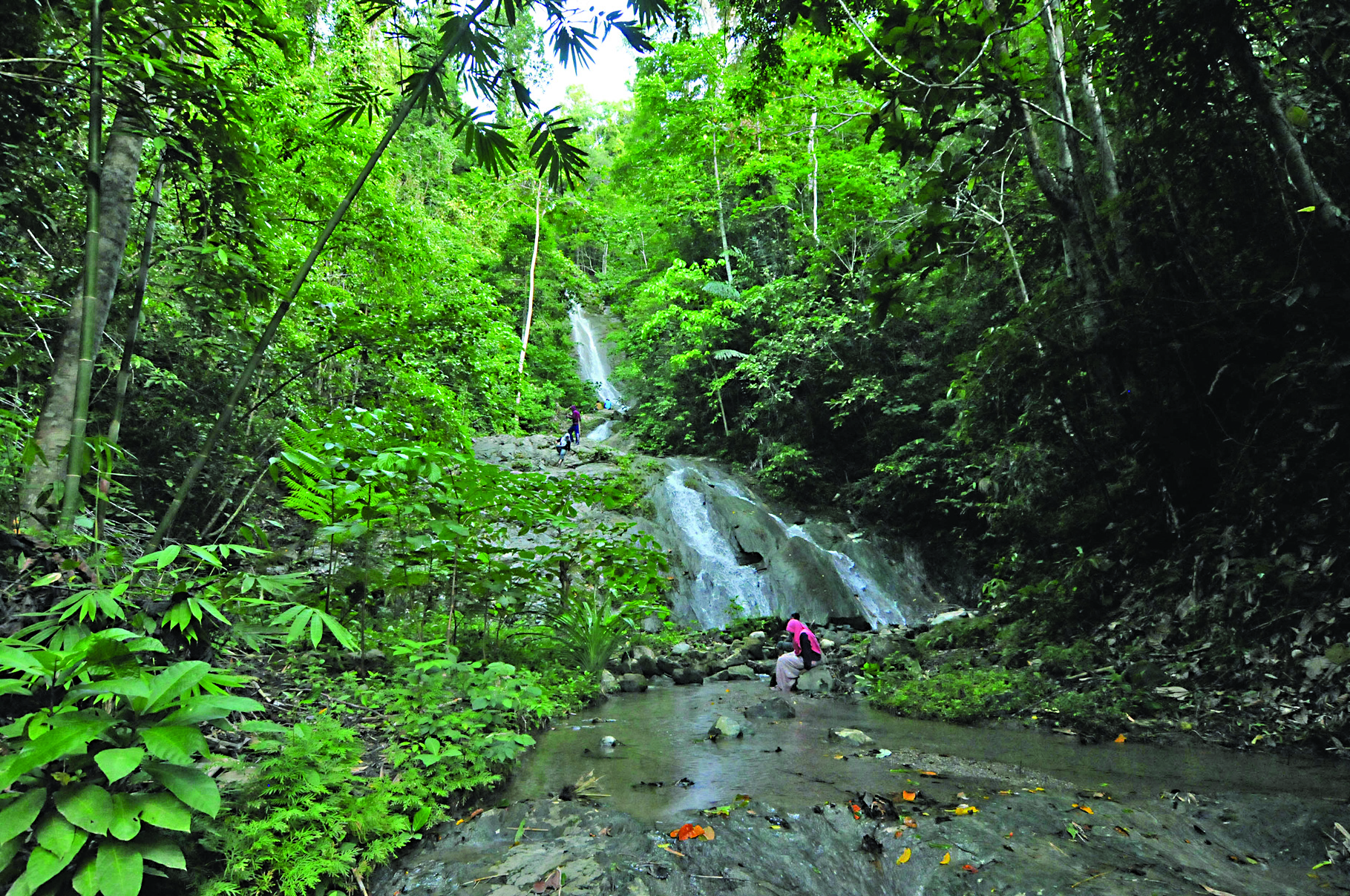 Sebuah air terjun menjadi bagian keanekaragaman ekosistem di hutan Desa Lampo