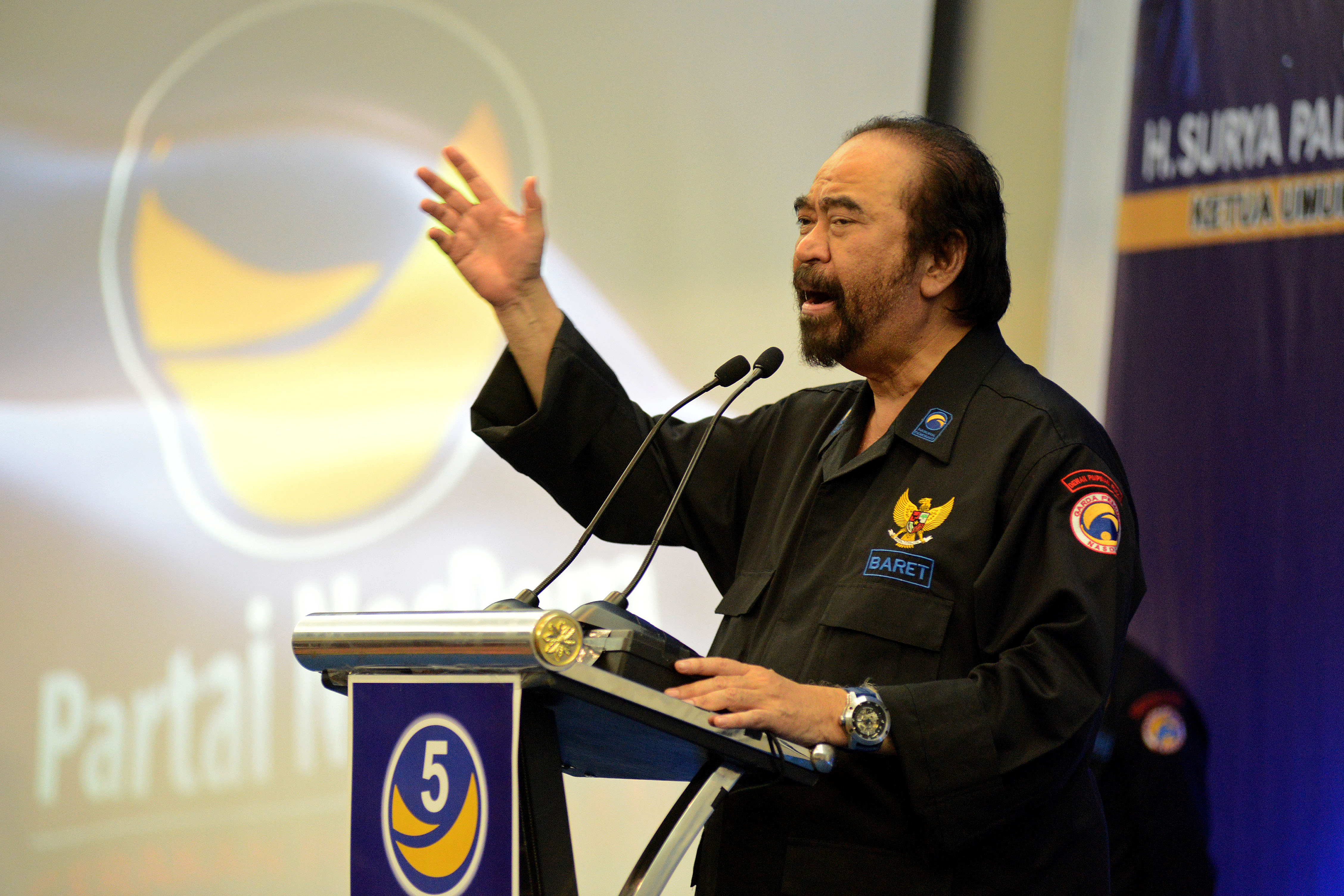 Ketum Partai NasDem Surya Paloh menyampaikan pidatonya dalam pelantikan DPD Partai NasDem di Sumatera Utara, Rabu (3/4).