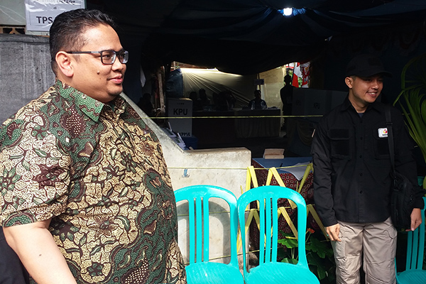 Komisioner Bawaslu RI, Rahmat Bagja (kiri), memantau pelaksanaan pemungutan suara lanjutan (PSL) di TPS 01, Desa Sukamanah, Cianjur