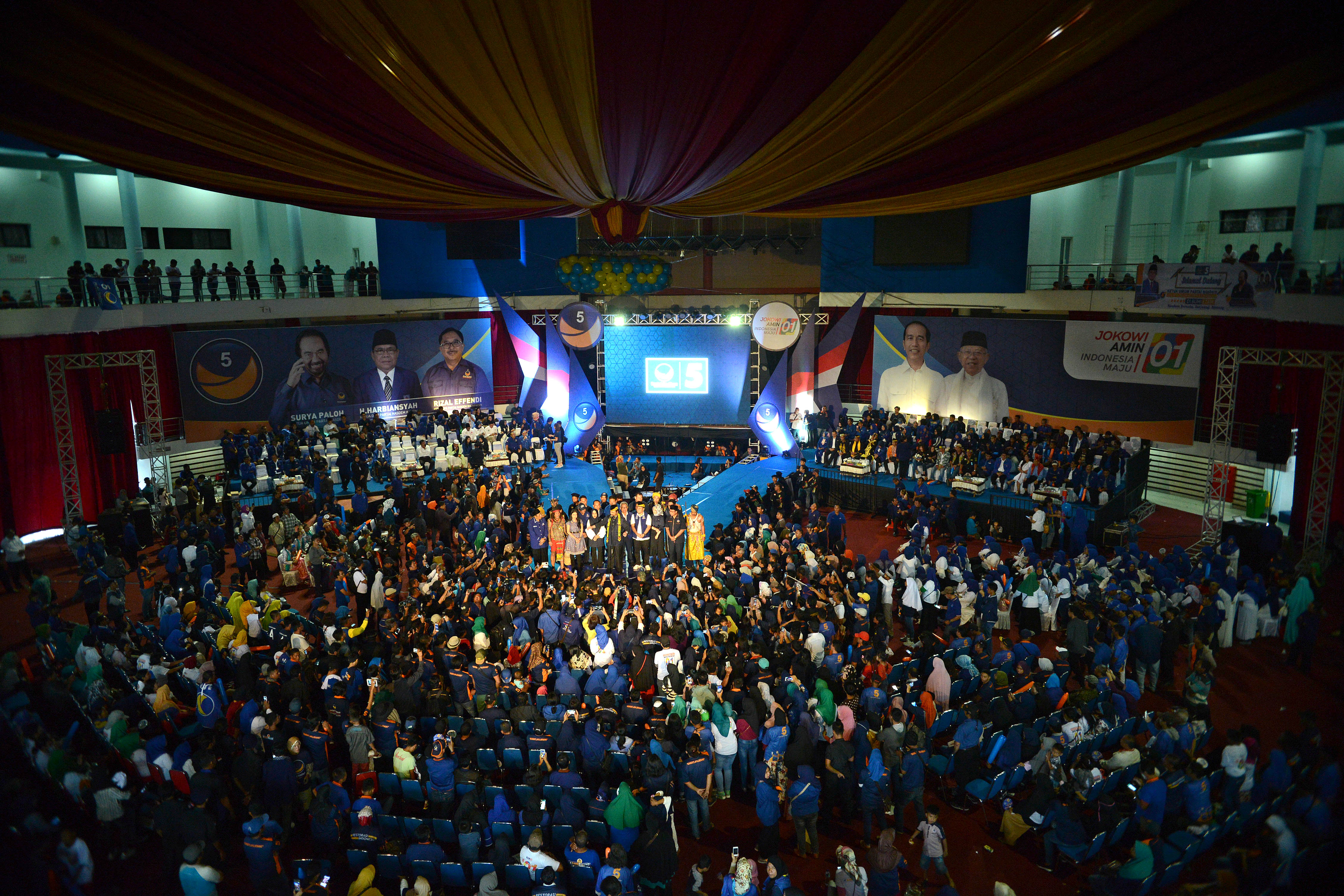 Ketua Umum Partai NasDem Surya Paloh (tengah) menyampaikan orasinya di Balikpapan, Kalimantan Timur, hari ini.