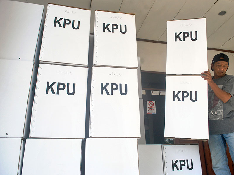 DISTRIBUSI LOGISTIK KOTAK SURAT SUARA: Petugas Panitia Pemilihan Kecamatan (PPK) Bogor Barat mengangkat kotak surat suara untuk Pemilu 2019 