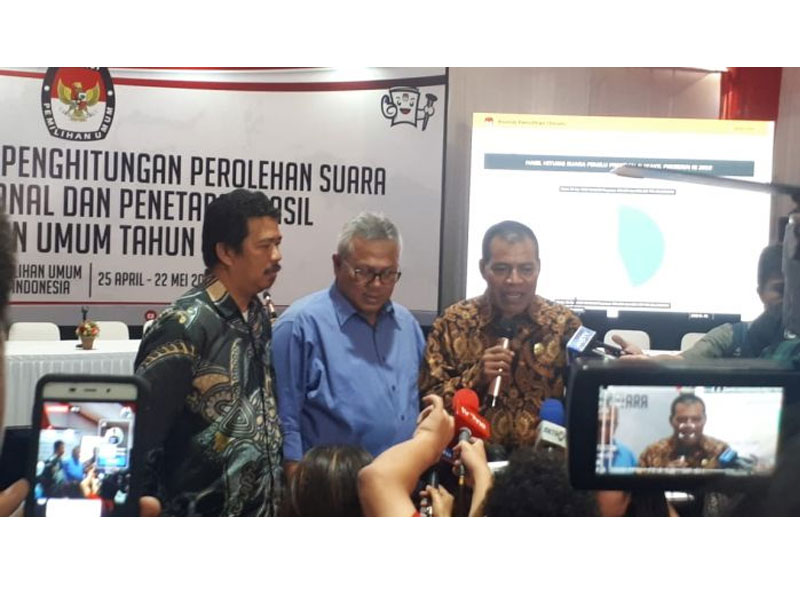 KIP Romanus Ndau menyambangi kantor KPU guna mengecek langsung sistem informasi IT dan layanan lain.