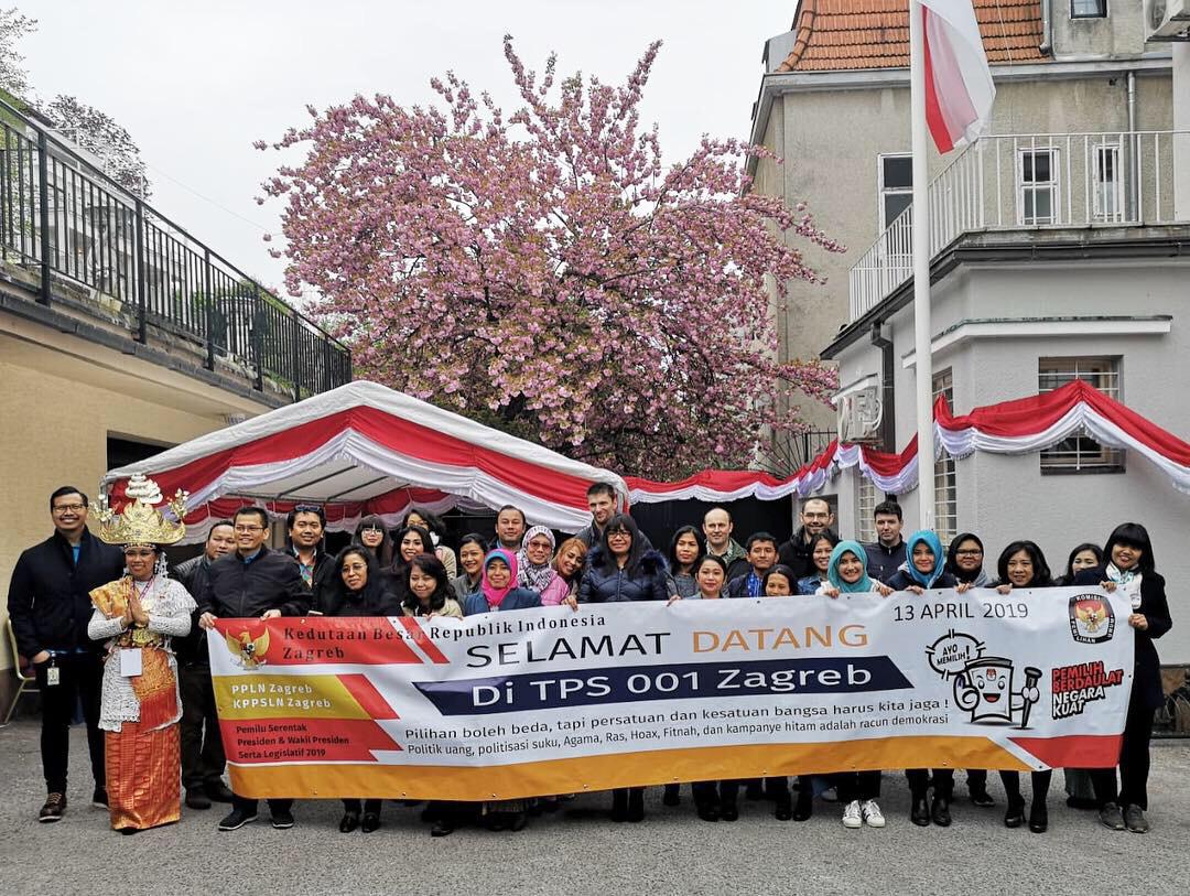 KPPSLN menyambbut pemilih di TPS 001 Zagreb, Kroasia