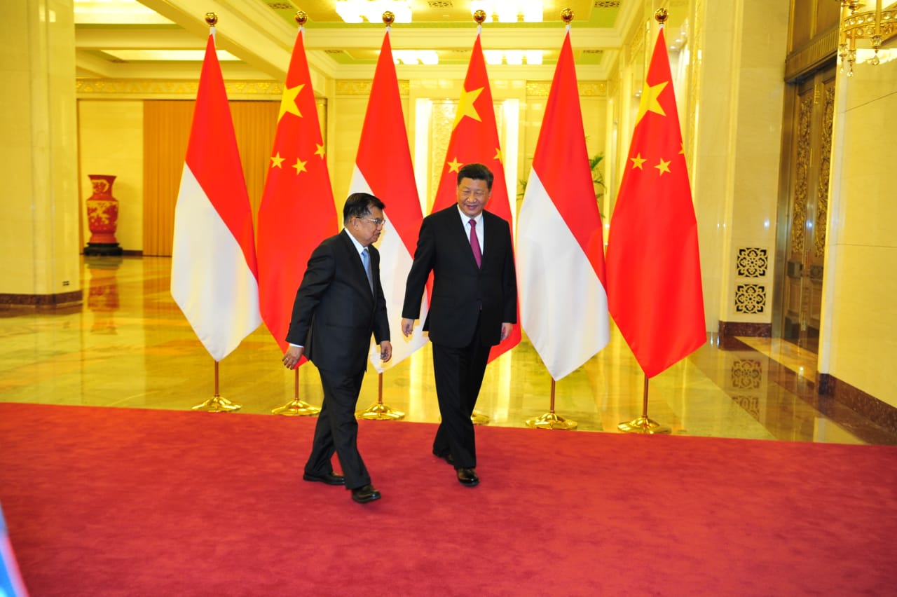 Wapres Jusuf Kalla berjalan bersama Presiden Tiongkok Xi Jinping di Beijing, Tiongkok, Kamis (25/4)