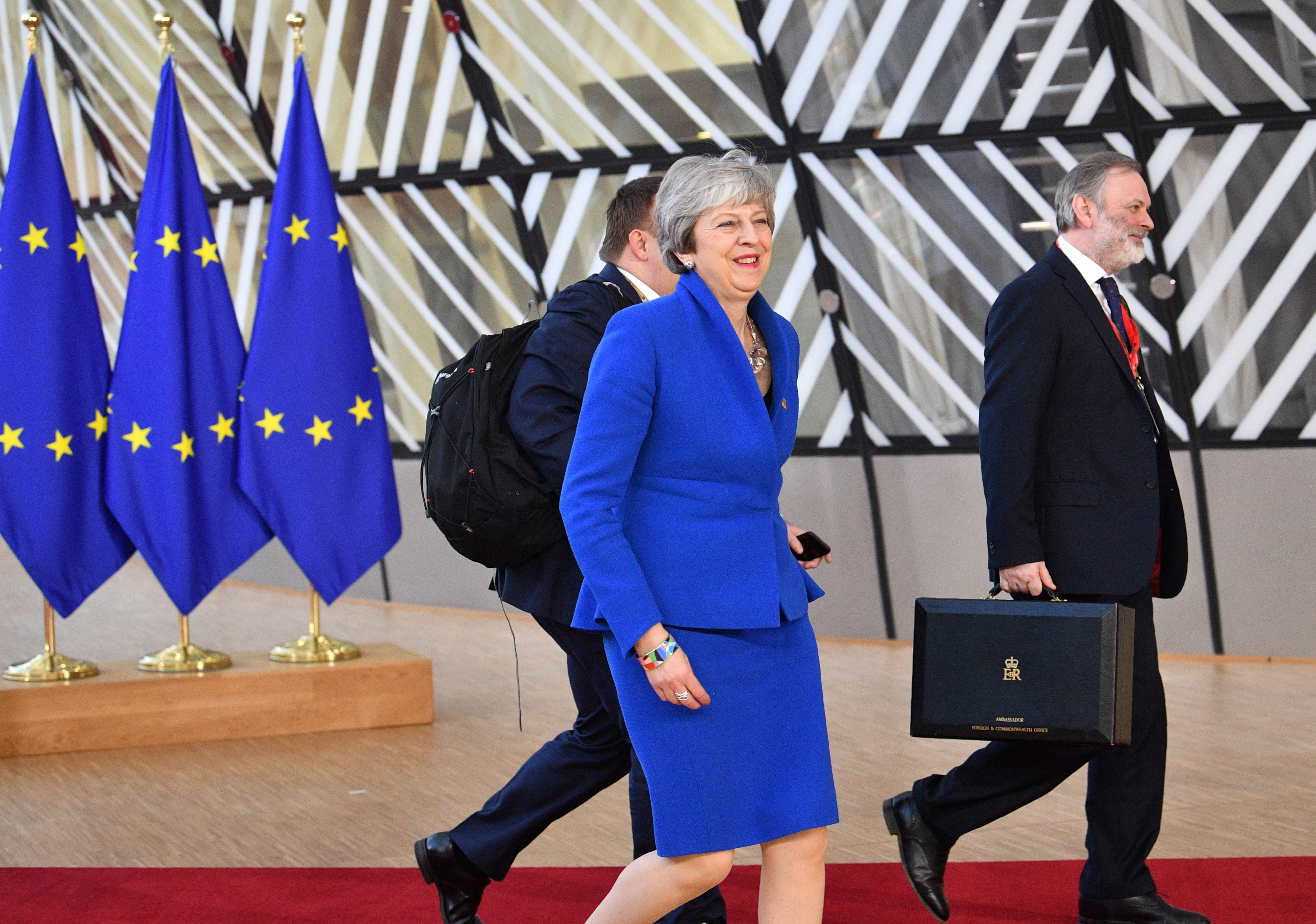  Theresa May (tengah), diapit oleh Duta Besar Inggris untuk Uni Eropa Tim Barrow (kanan), menjelang pertemuan Dewan Eropa tentang Brexit