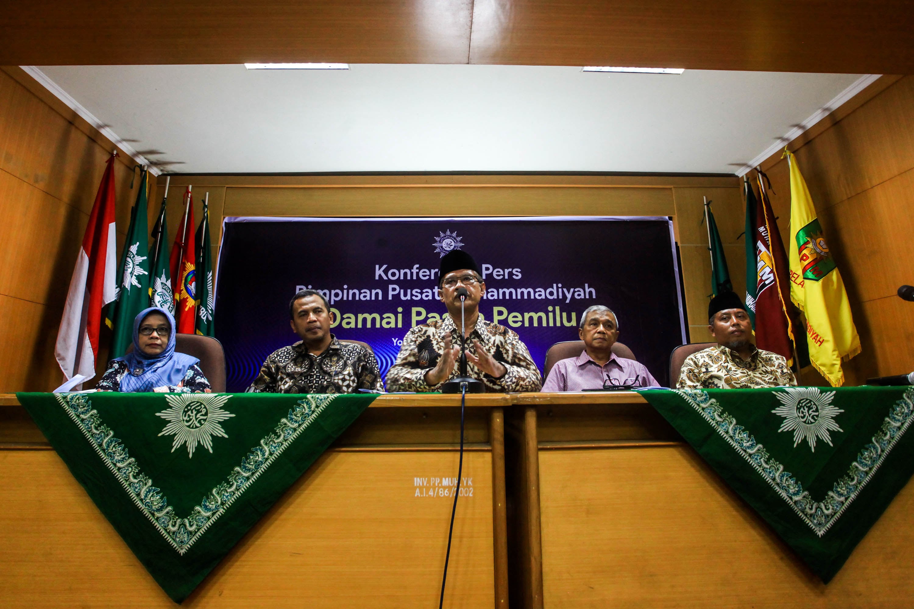 Sekretaris Umum PP Muhammadiyah Agung Danarto (kedua kiri), Ketua Umum PP Muhammadiyah Haedar Nashir (ketiga kiri). Kamis (18/4)