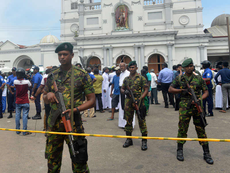  Petugas keamanan bersiaga di depan Gereja St Anthony setelah terjadi ledakan bom saat ratusan orang menghadiri misa Paskah di gereja