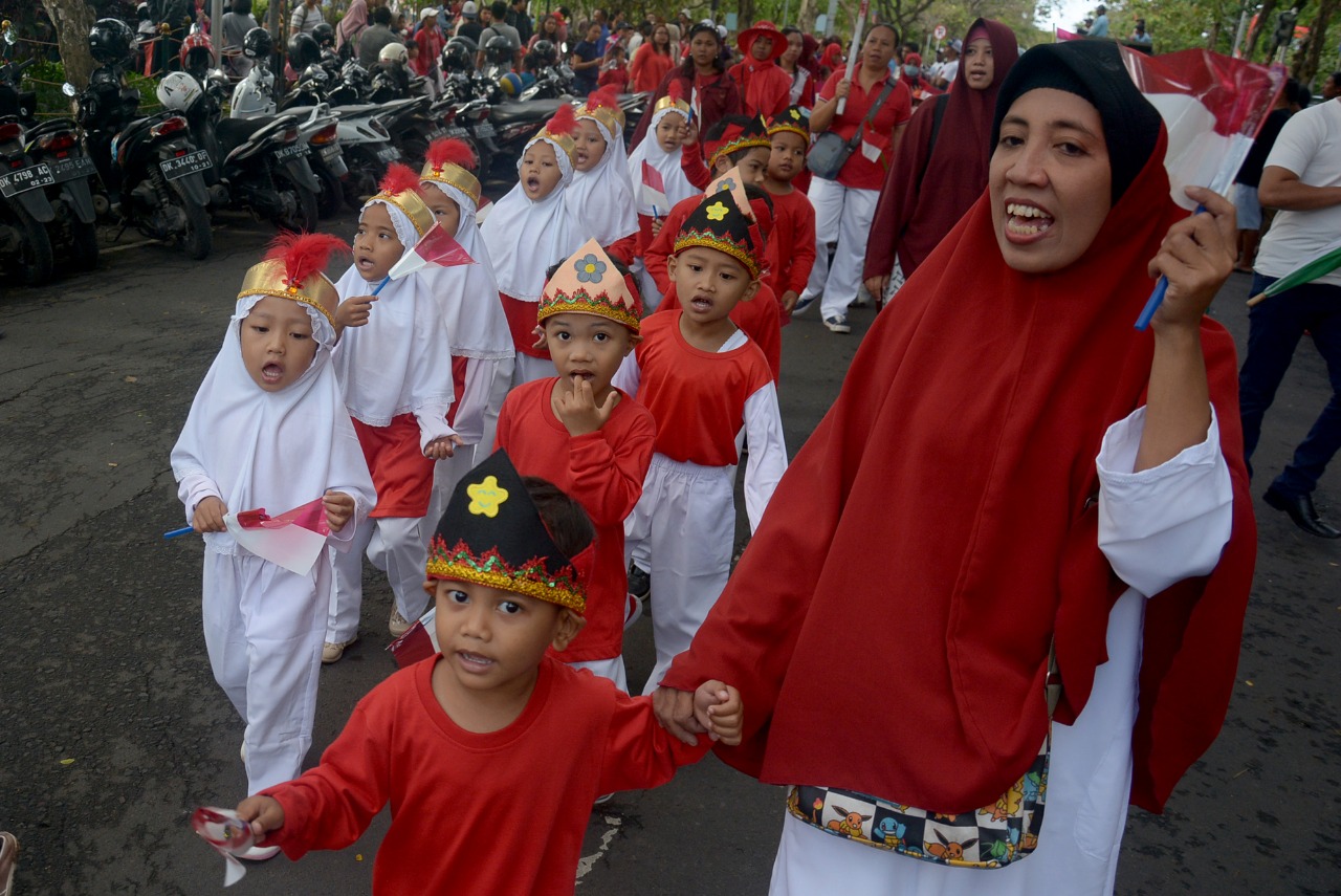 Siswa PAUD mengikuti Parade Merah Putih menyambut HUT ke-73 RI di Kota Denpasar, Bali, beberapa waktu lalu. 