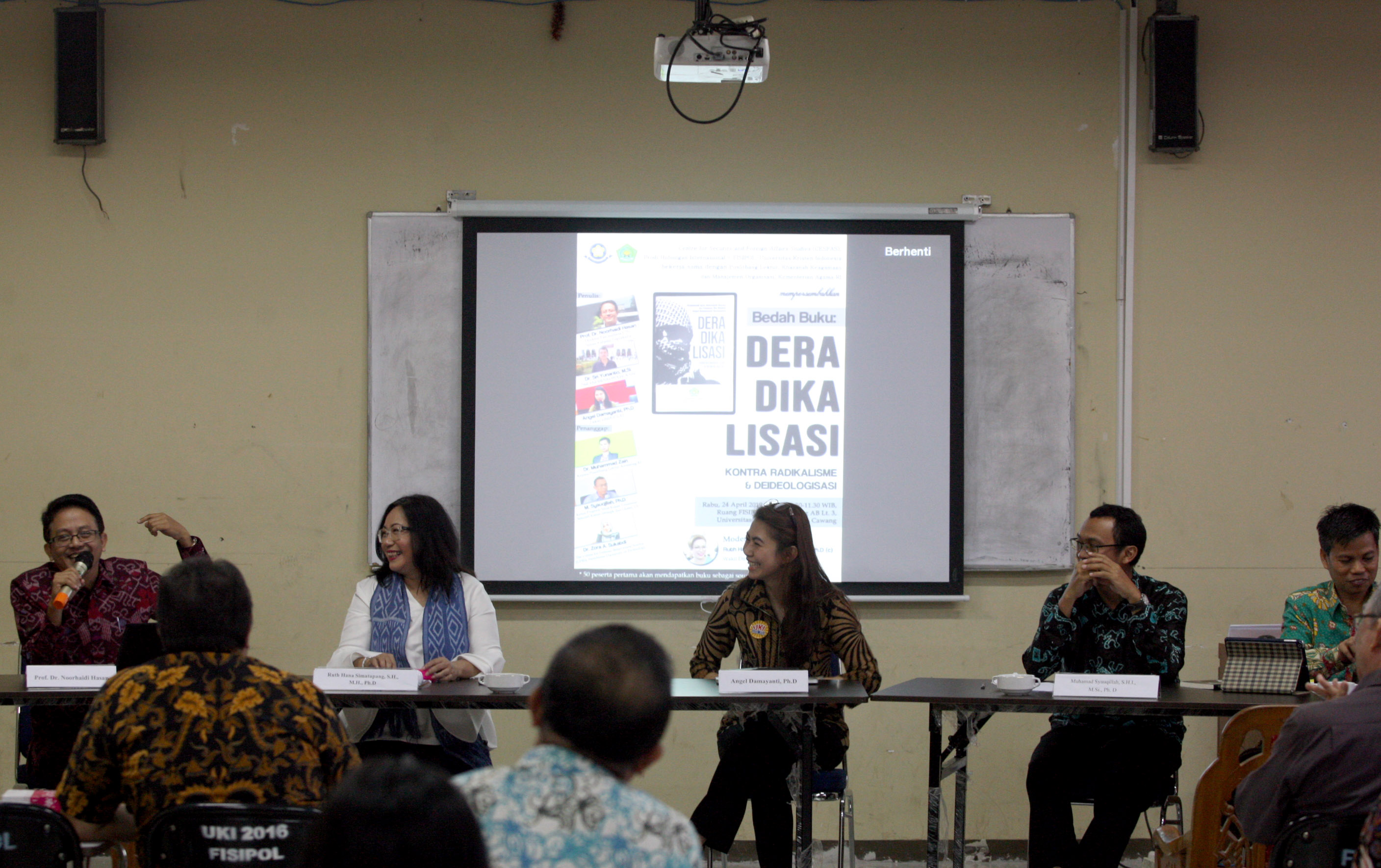 Diskusi dan bedah buku tentang deradikalisasi di Universitas Kristen Indonesia, Kamis (24/40