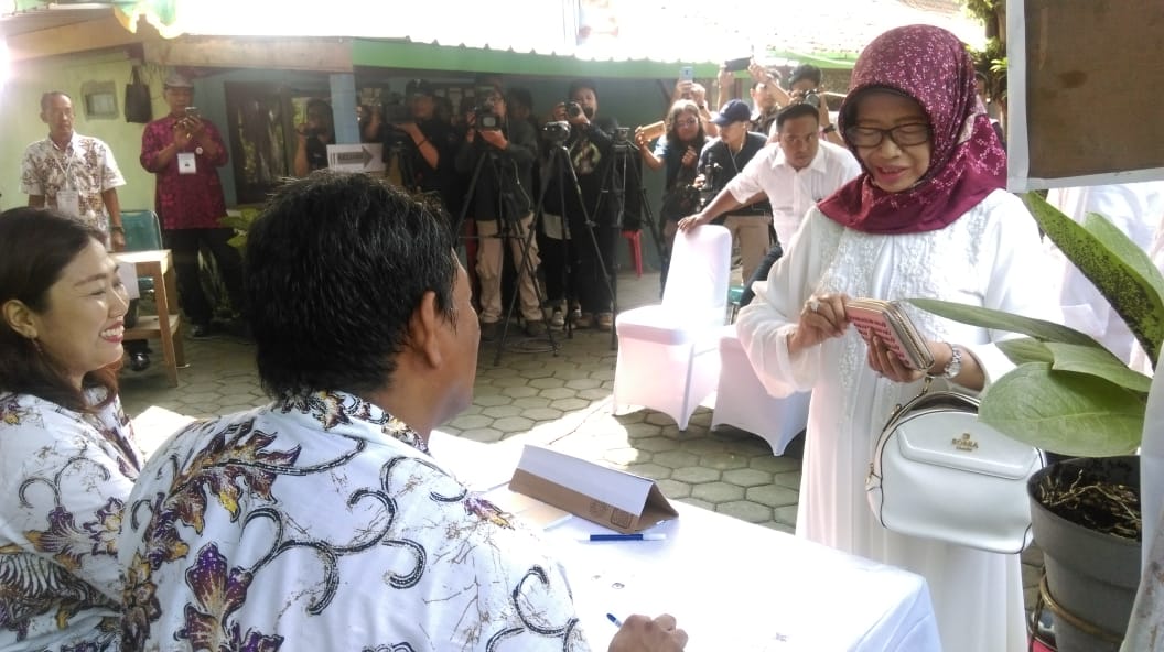Ibunda Jokowi, Sudjiatmi Notomiharjo, usai memberikan suaranya di TPS 38, Tirtoyoso, Manahan