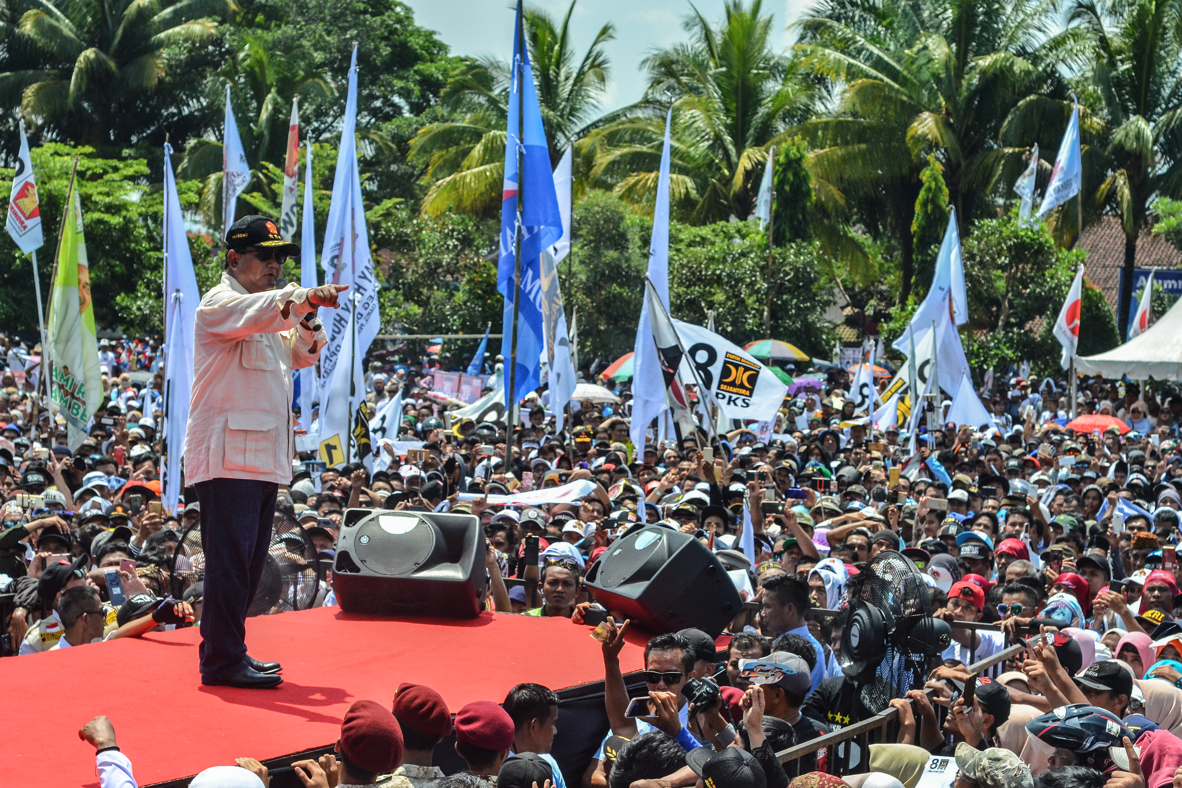 Prabowo Subianto melakukan orasi politik saat kampanye terbuka di Lapangan Lokasana, Kabupaten Ciamis, Jawa Barat, hari ini.