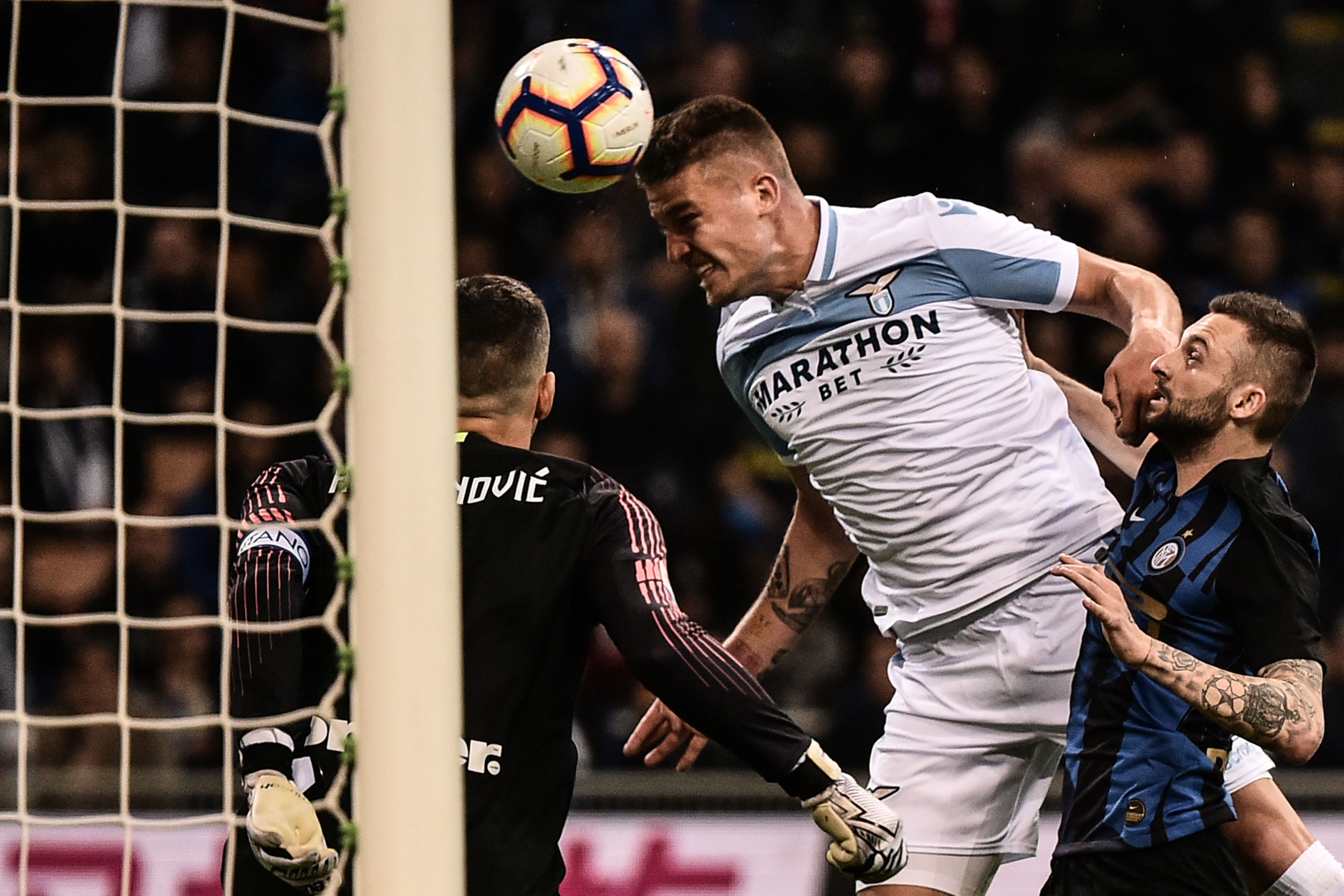 Sergej Milinkovic-Savic (tengah) saat mencetak gol ke gawang Lazio.