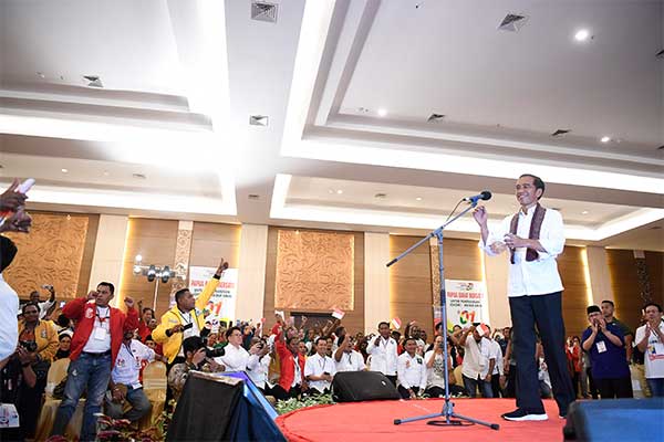  Calon Presiden petahana Joko Widodo (kanan) menyampaikan orasi pada kampanye terbuka di Aimas Convention Center, Sorong, Papua Barat, Senin