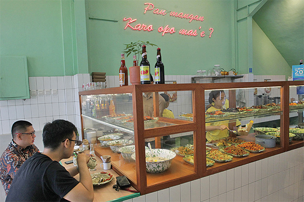 Wahteg menyajikan 43 hidangan khas warteg dengan fasilitas mewah seperti AC dan koneksi Wi-fi secara gratis.