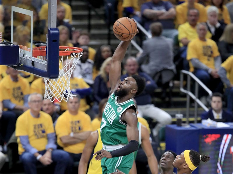 Jaylen Brown # 7 dari Boston Celtics menembak bola melawan Indiana Pacers dalam game tiga babak pertama Playoff NBA 2019 