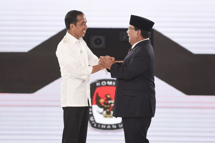 Capres Petahana Joko Widodo (kiri) bersama Prabowo Subianto
