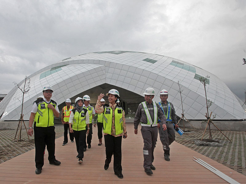 Menteri BUMN Rini Soemarno (ketiga kanan) didampingi Dirut PT. Angkasa Pura I Faik Fahmi (kiri) meninjau pembangunan Terminal 1 Bandara NYIA