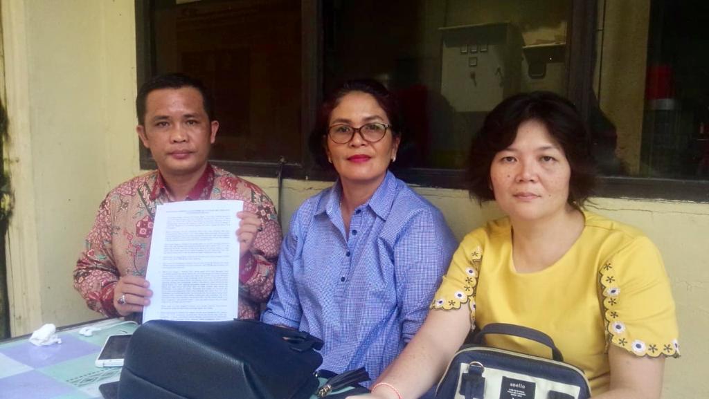 Pengacara Itamari Lase bersama dua pelapor di Propam Polri, Kamis (4/4)