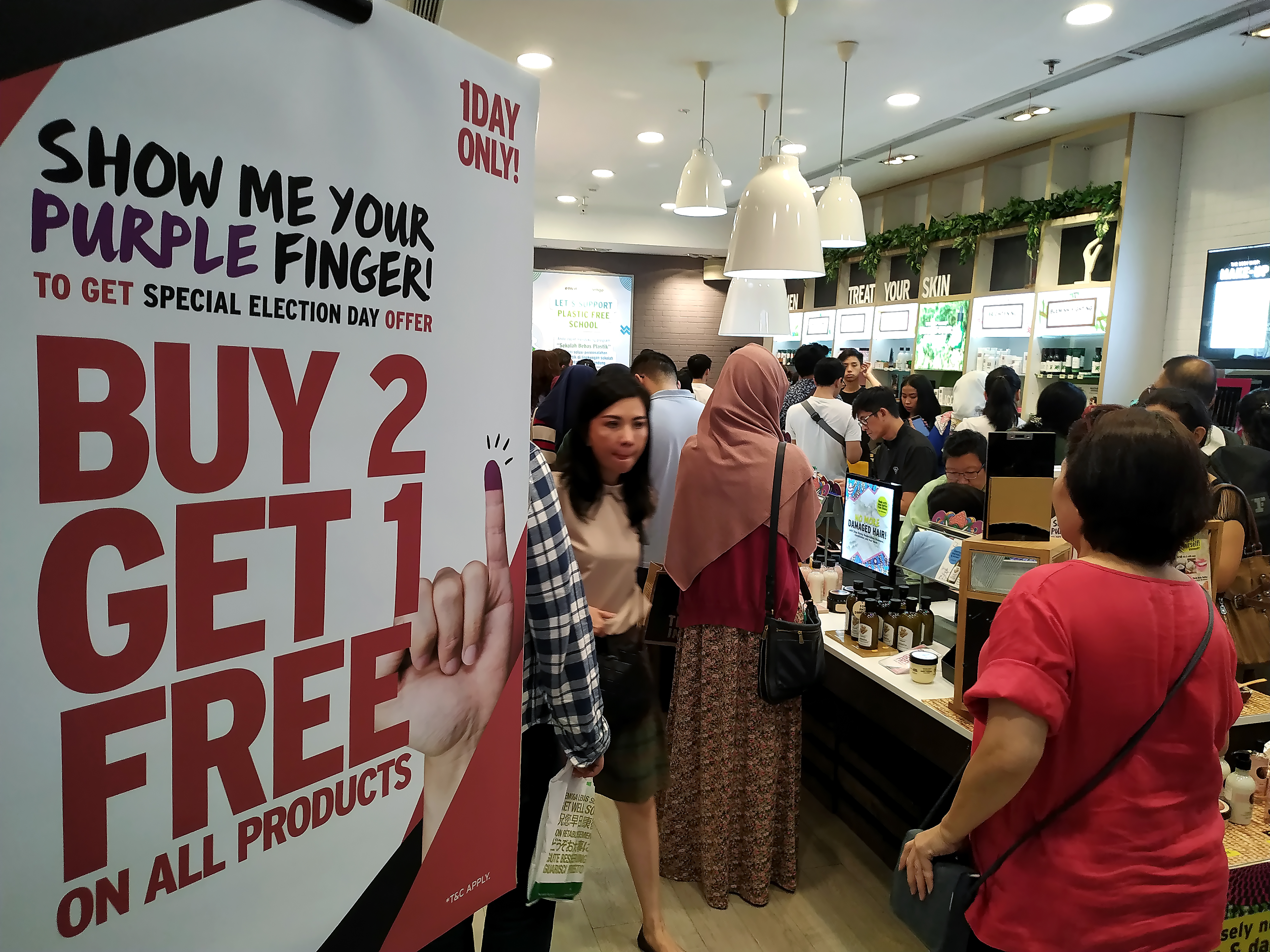  Pengunjung memadati toko ritel yang memberikan promo spesial di sebuah pusat perbelanjaan di Jakarta Barat, Rabu (17/4).