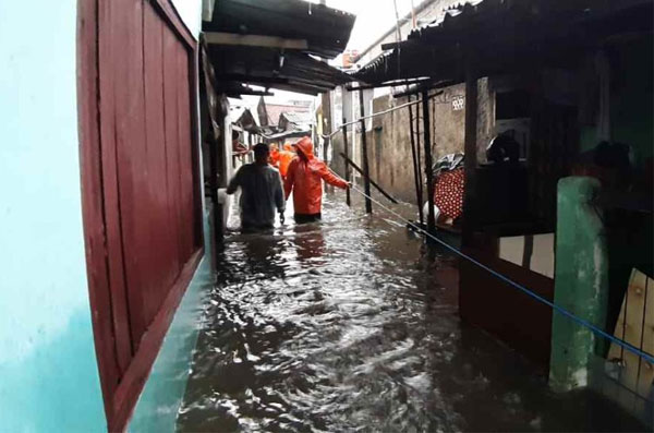 Suasana air yang menggenangi di Jati Padang, Jakarta Selatan. 