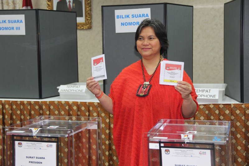 Konjen RI di Houston Nana Yulianan menggunakan hak pilihnya dalam Pemilu RI 2019 di TPS KJRI Houston di Texas, AS, Sabtu (13/4).