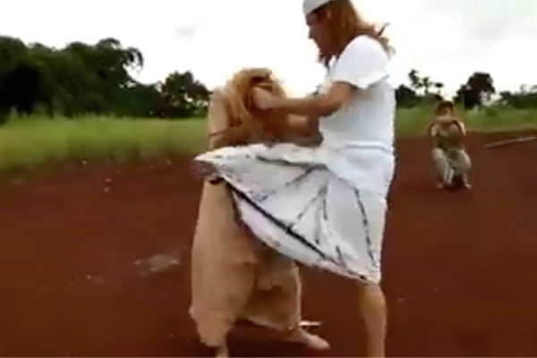 cuplikan video penganiayaan yang dilakukan Bahar Smith terhadap  Cahya Abdul Jabar 