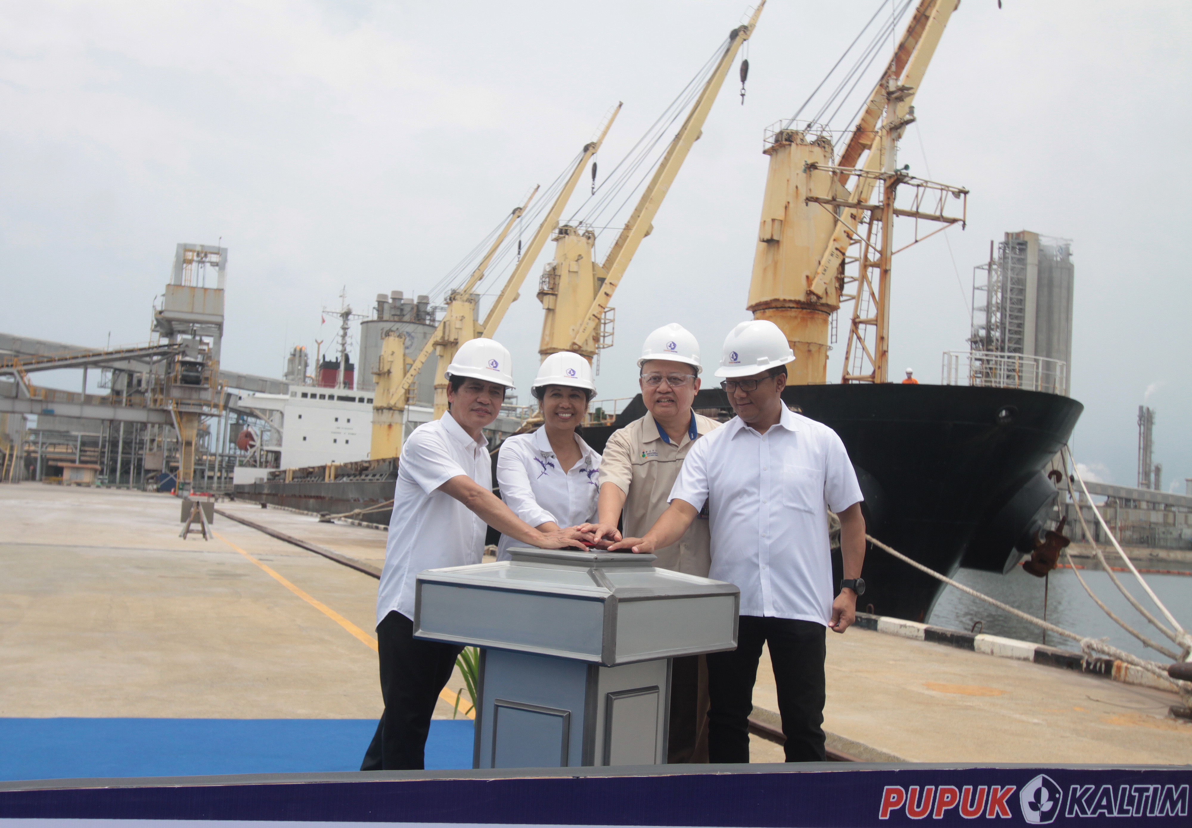 Direktur Utama Pupuk Kaltim Bakir Pasaman (kedua kanan) PELEPASAN EKSPOR UREA PUPUK INDONESIA: 