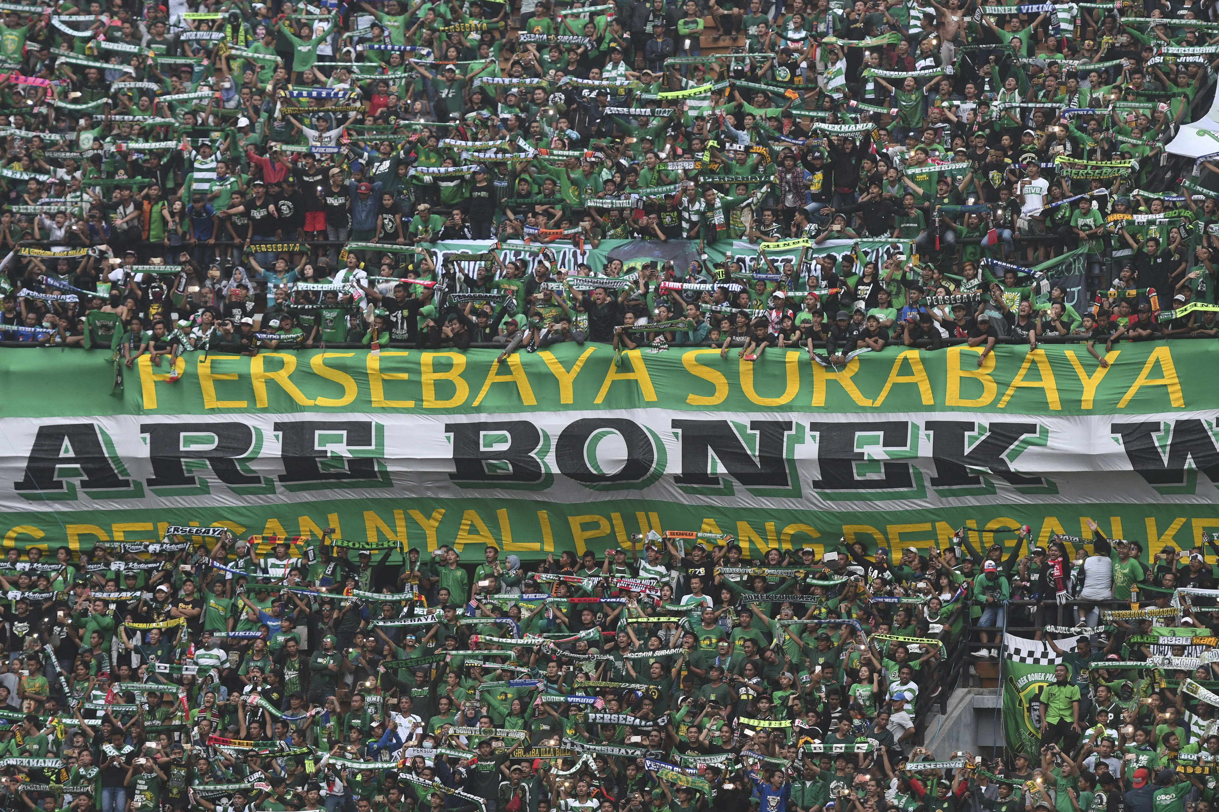 Suporter Persebaya Surabaya saat babak penyisihan Grup C Piala Presiden 2018 di Gelora Bung Tomo, Surabaya, Minggu (28/1). 
