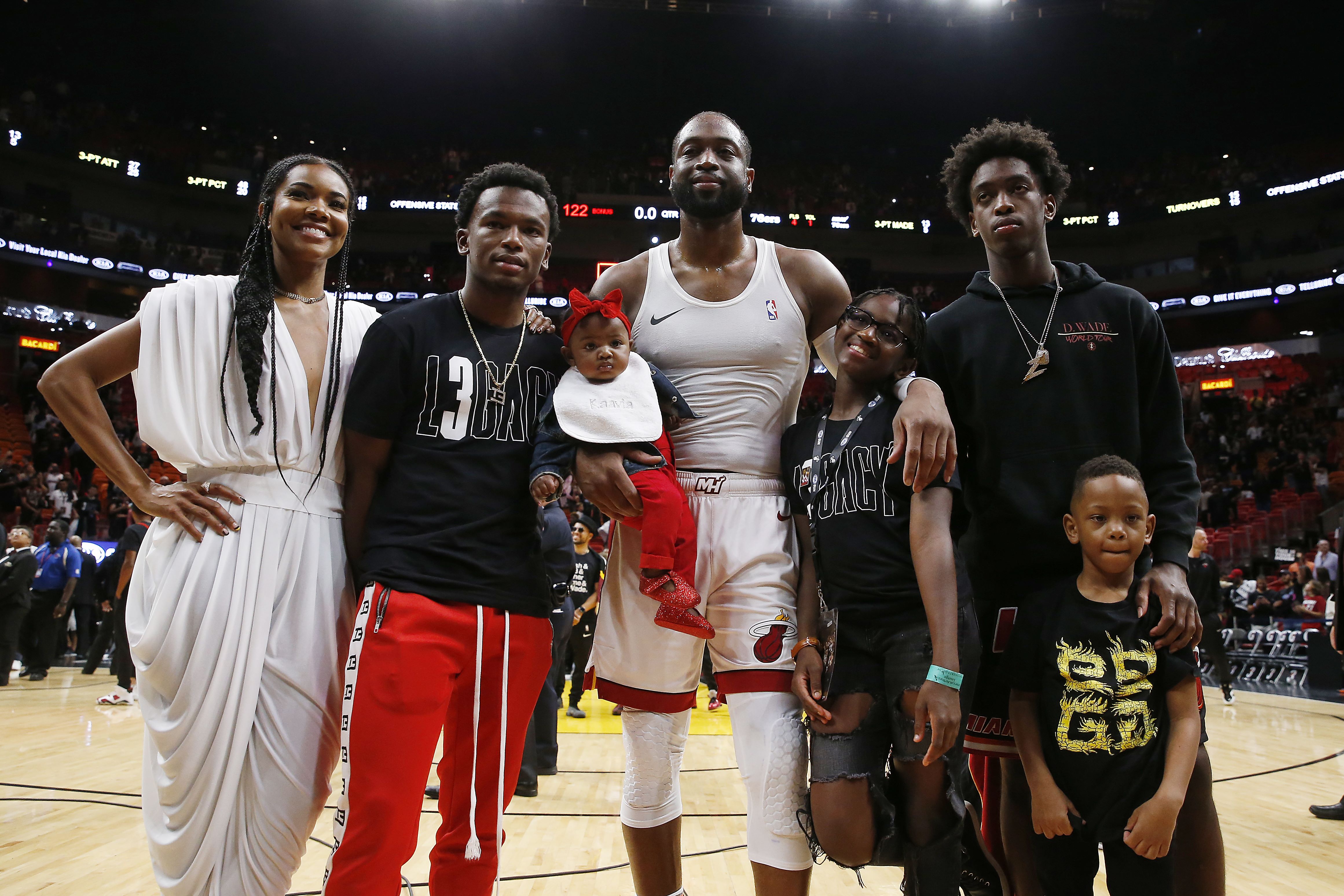 Dwayne Wade berpose bersama keluarganya selepas laga kandang terakhirnya bersama Miami Heat.