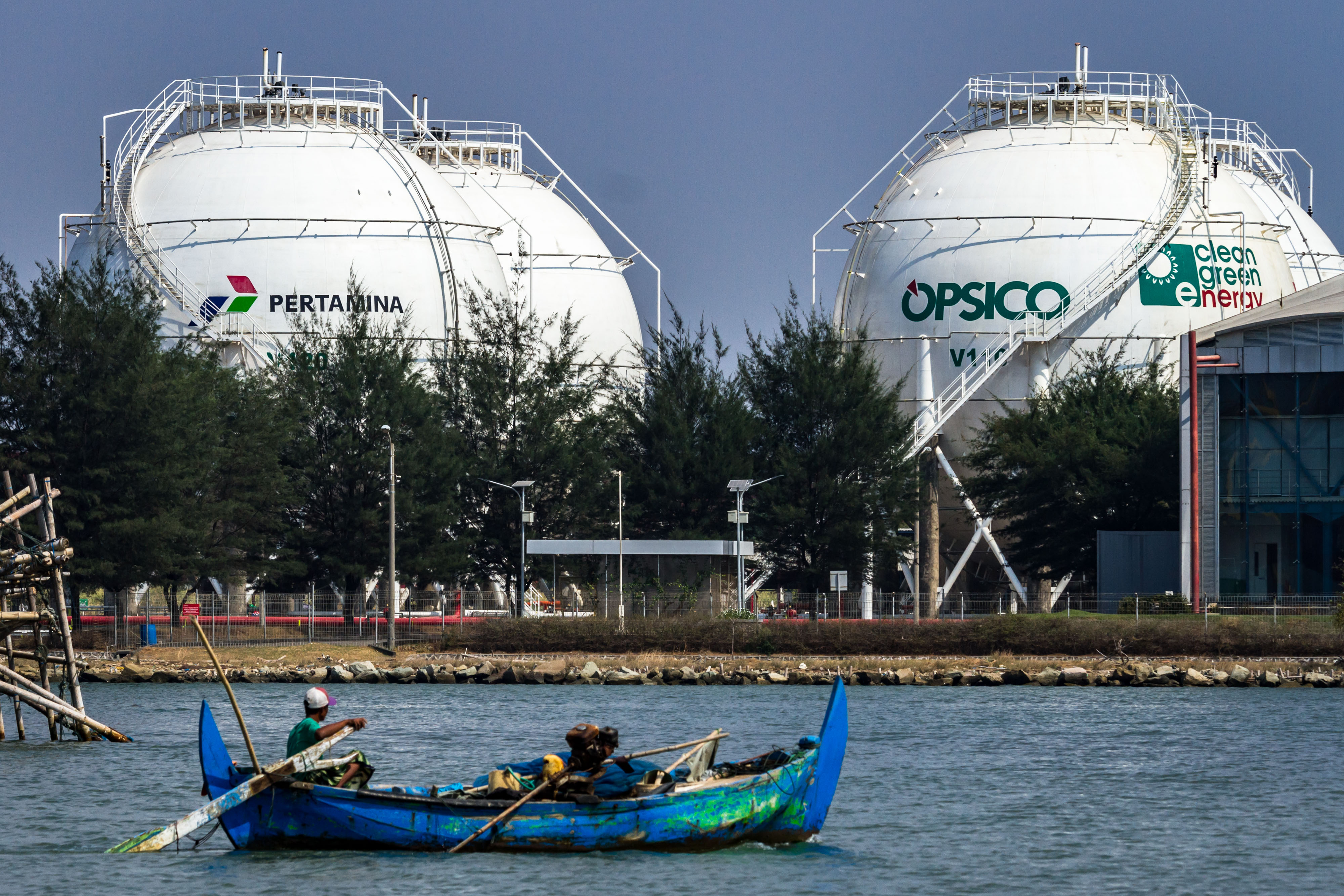 Nelayan melaut dengan latar belakang Terminal LPG OPSICO PT Pertamina (Persero) di Semarang, Jawa Tengah