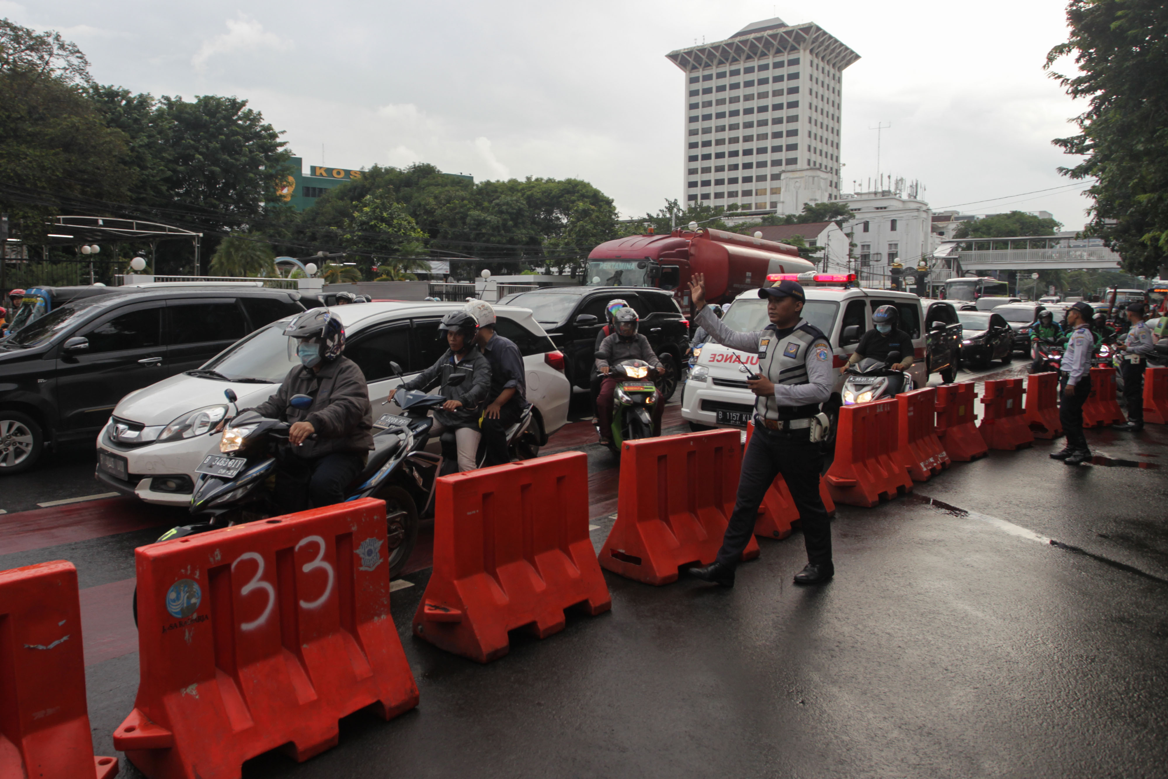 Petugas gabungan dari Kepolisian dan Dinas Perhubungan Provinsi DKI Jakarta melakukan rekayasa lalu lintas