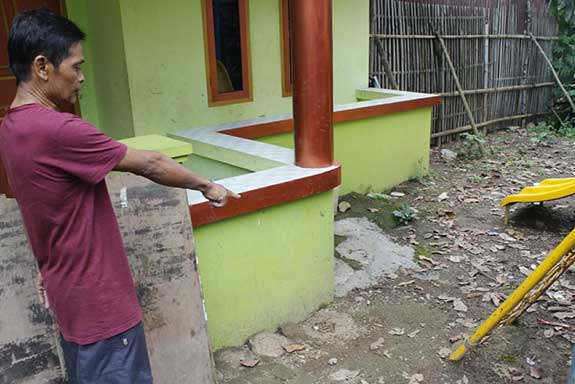 Seorang warga menunjukan lokasi penangkapan terduga teroris bernama Salim