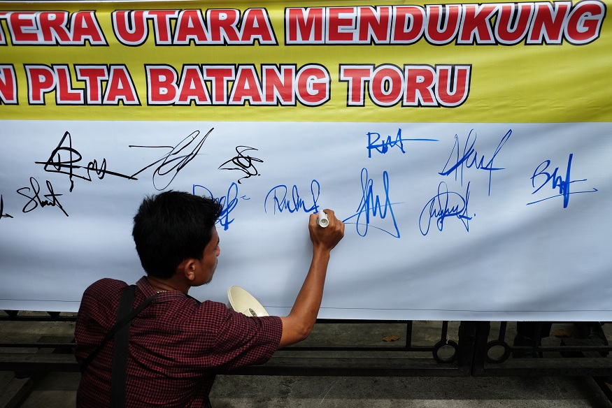 Masyarakat membubuhkan tanda tangan dukungan untuk PLTA Batang Toru di Kota Medan, Selasa (5/3).