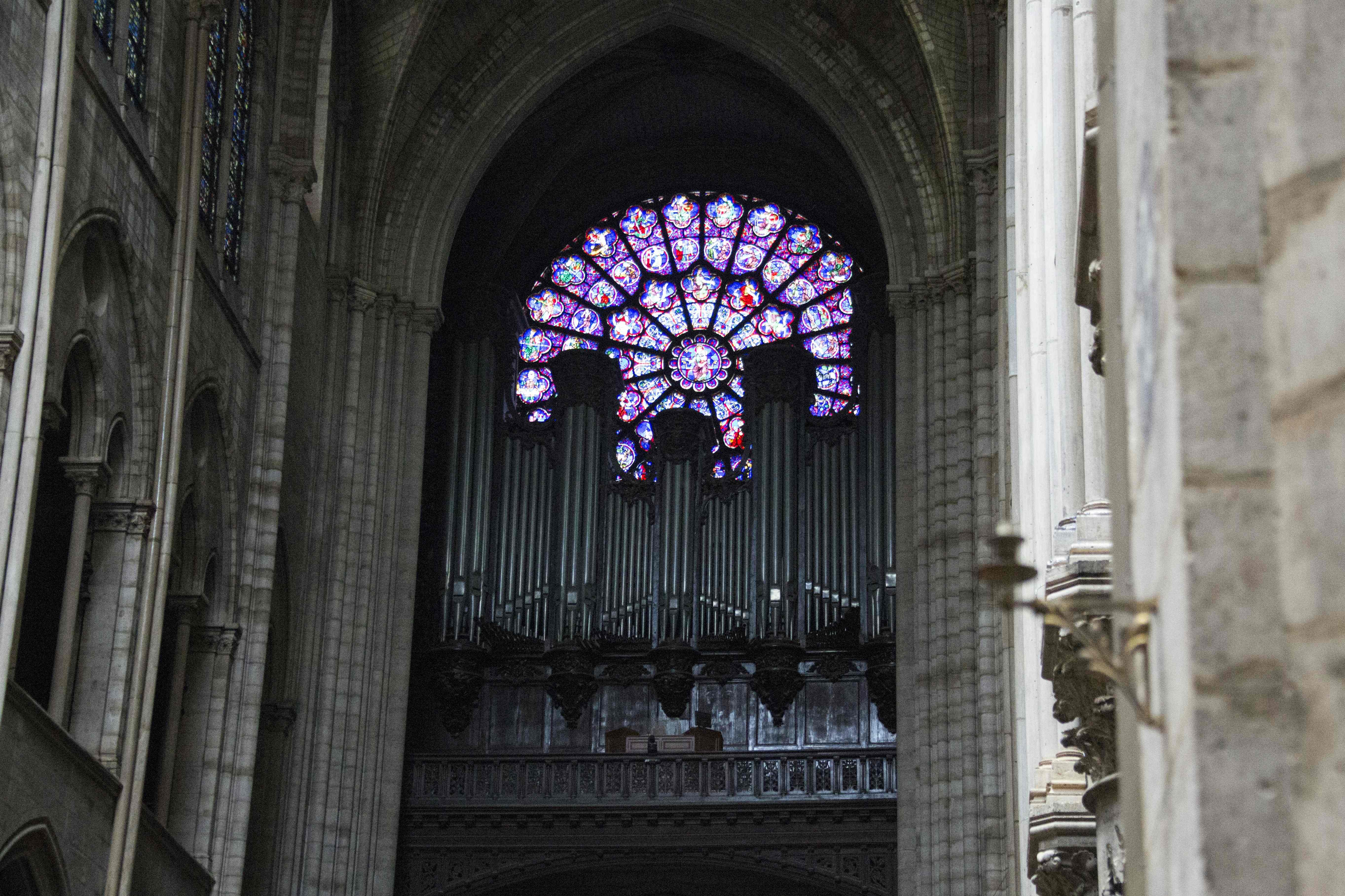Organ yang ada di dalam Katedal Notre Dame.