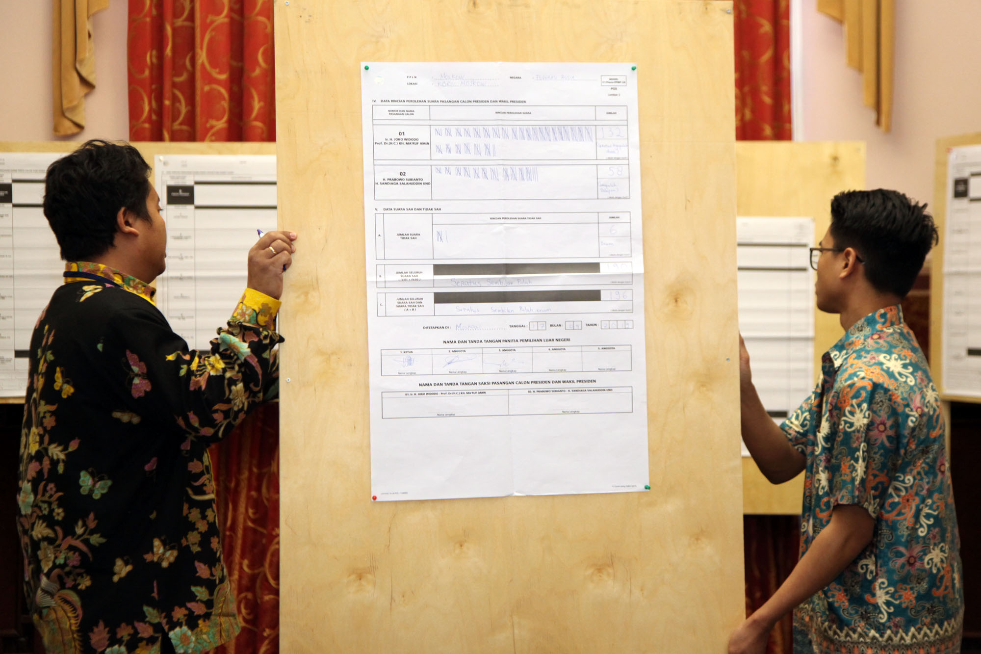 Panitia Pemilihan LuarNegeri memindahkan hasil penghitungan perolehan suara pasangan calon Paslon 01 menang telak dengan perolehan 404 suara