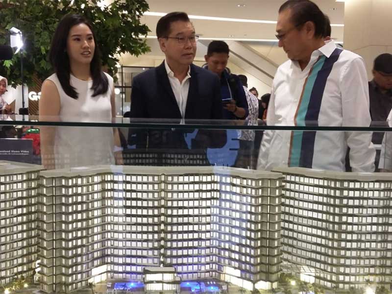 CEO & Director SouthCity Peony Tang (kiri) saat menemani klien di Jakarta