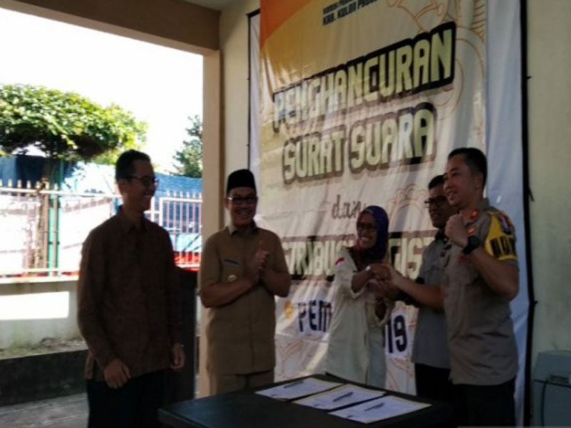 Seluruh komponen pemangku kepentingan di Kabupaten Kulon Progo berkomitmen menyelenggarakan pemilu yang damai, aman dan jujur.