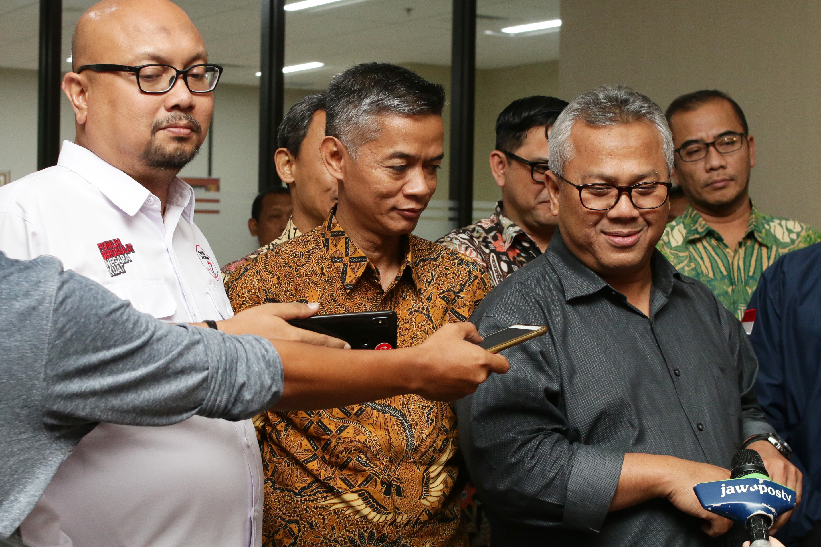 Ketua KPU Arief Budiman (kanan) didampingi Komisioner KPU Ilham Saputra (kiri) dan Wahyu Setiawan (tengah) 