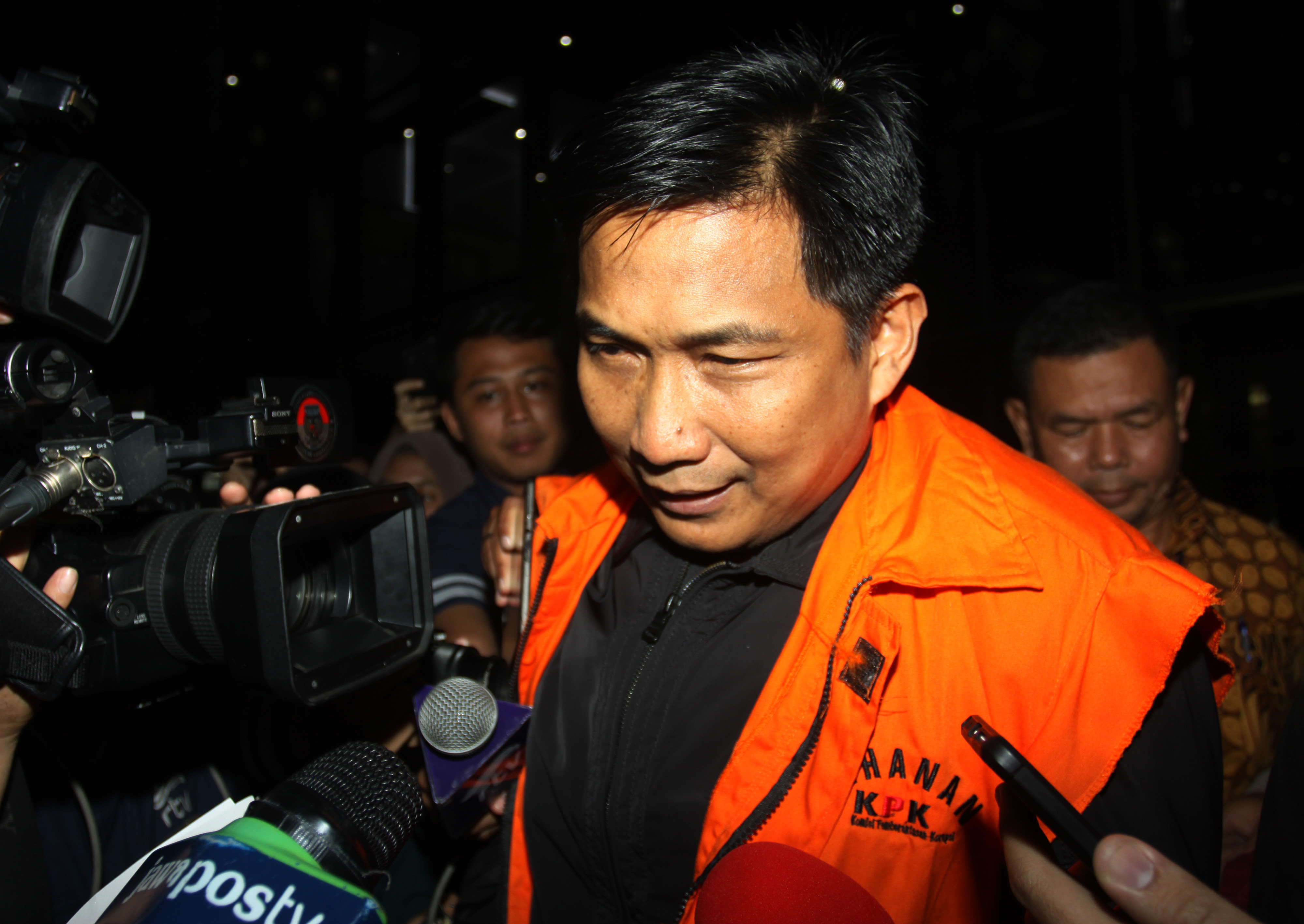 Tersangka kasus dugaan suap distribusi pupuk Bowo Sidik Pangarso (tengah).