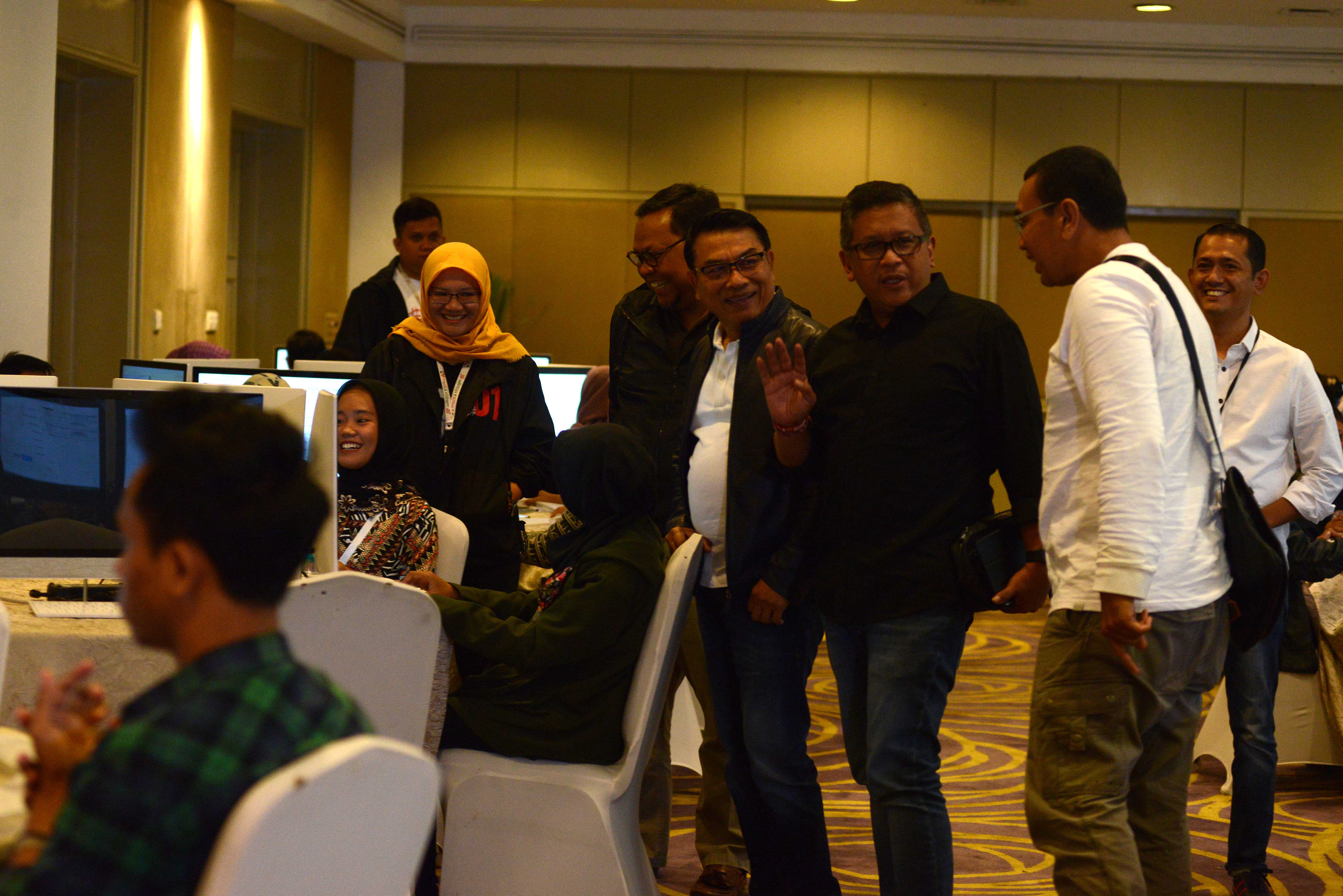 Moeldoko (tengah) didampingi Sekretaris TKN Jokowi-Ma'ruf, Hasto Kristiyanto (kanan) dan Wakil Direktur Saksi TKN, Lukman Edy 