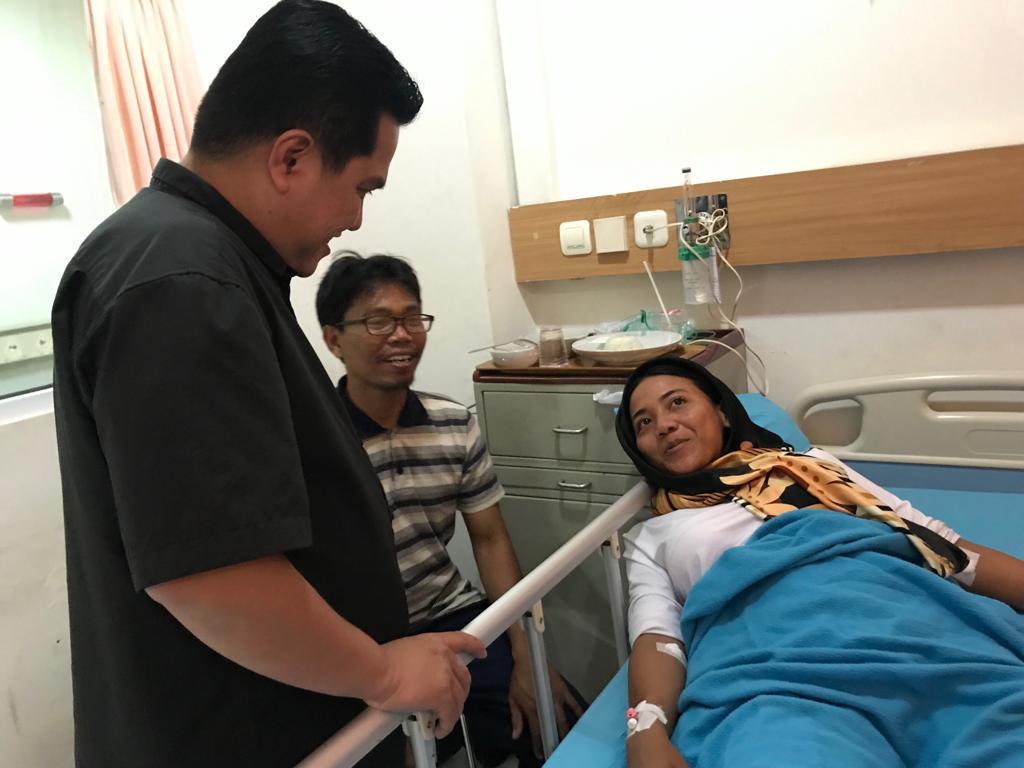 Ketua TKN Erick Thohir mengunjungi relawan yang jatuh sakit saat kampanye akbar Paslon 01 di GBK, Sabtu (13/4)