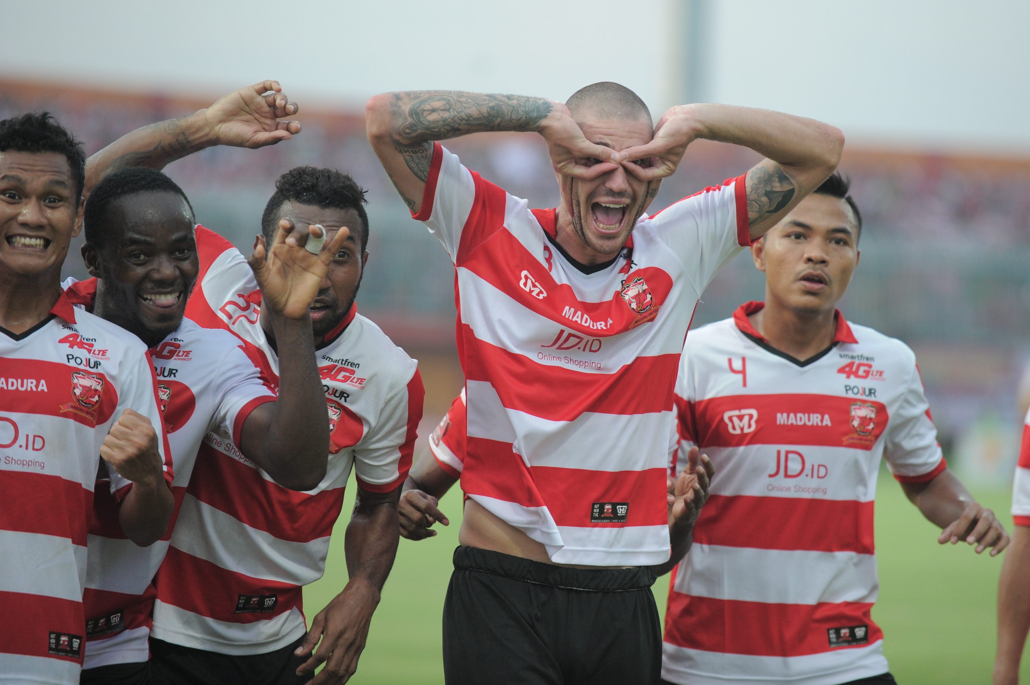 Pemain Madura United Dane Milovanovic (kedua dari kanan)