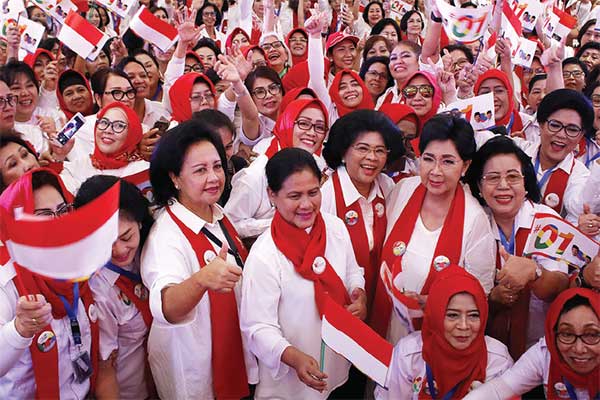 SRIKANDI NUSANTARA DUKUNG JOKOWI-AMIN: Istri capres nomor urut 01 Joko Widodo, Iriana Joko Widodo (tengah), bersama ribuan istri purnawirawa