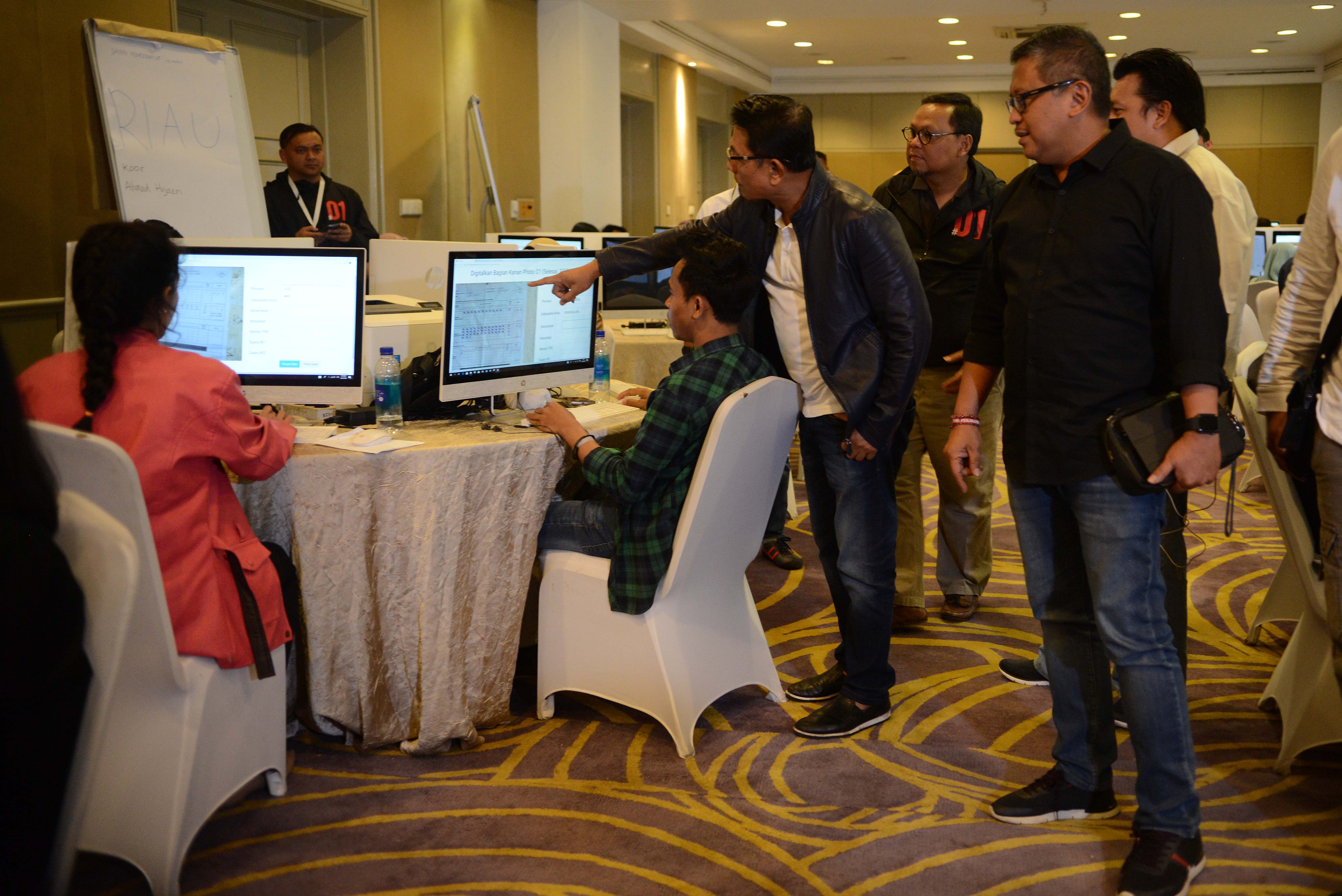 Moeldoko (kiri) didampingi Sekretaris TKN Jokowi-Ma