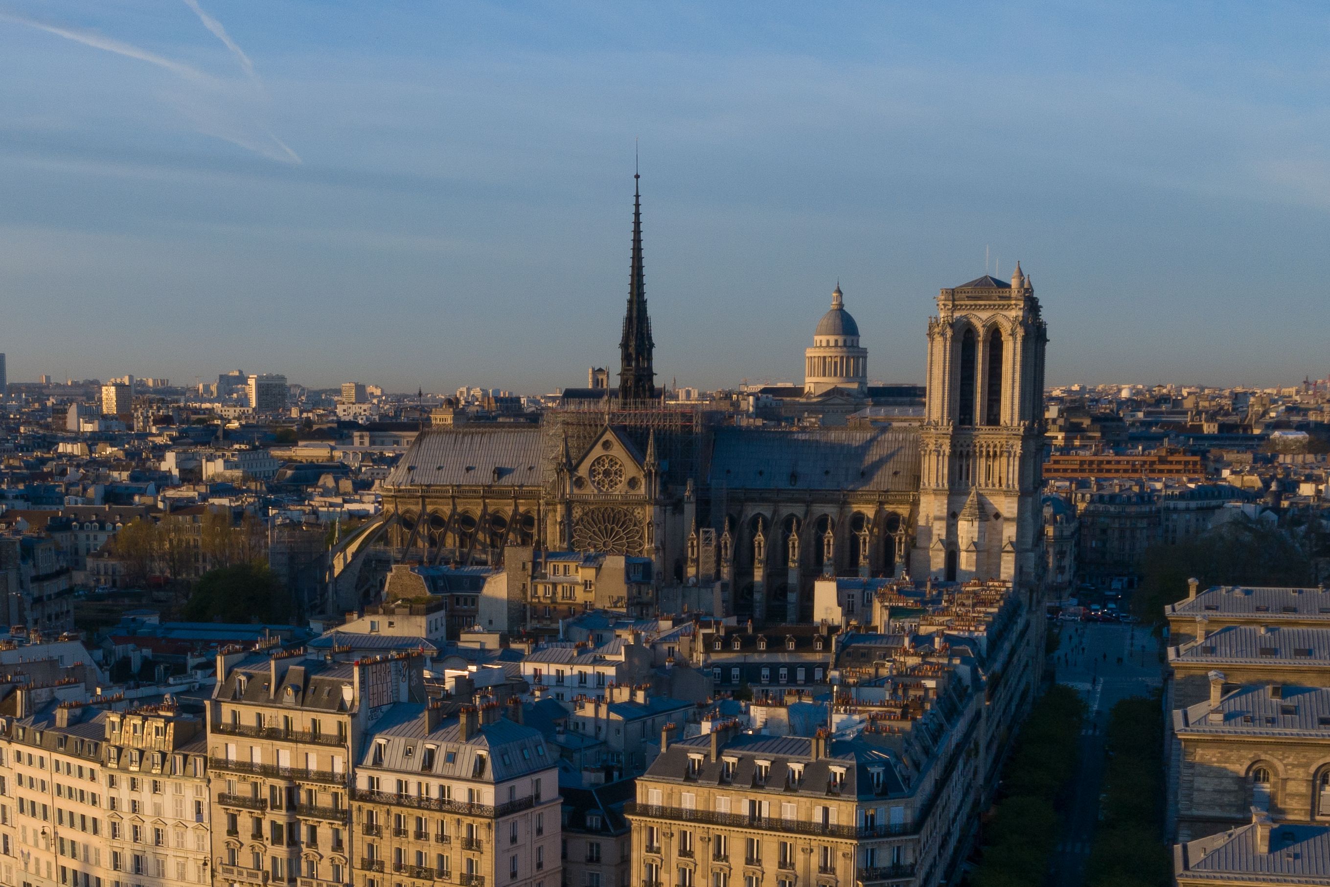 pemandangan Katedral Notre-Dame de Paris di Ile de la Cite di pusat Sungai Seine